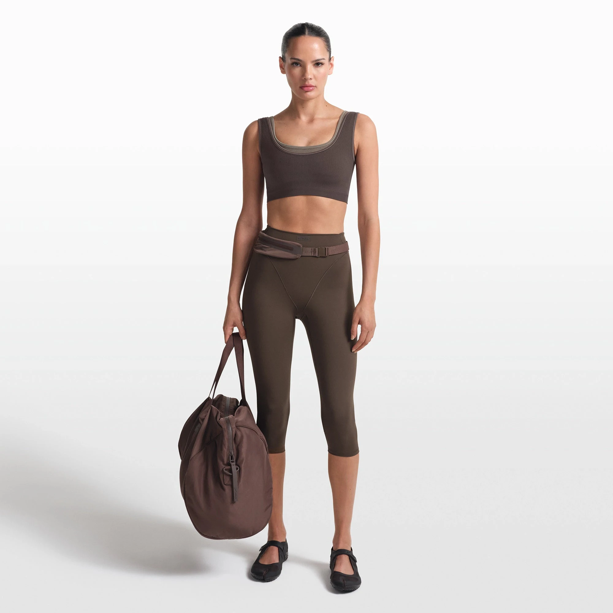 NikeSKIMS RIBBED SEAMLESS SCOOP BRA | PHOENIX/TRUFFLE ON A MODEL FRONT VIEW @ | FOCUS: 0.0, 1.0, 0.9