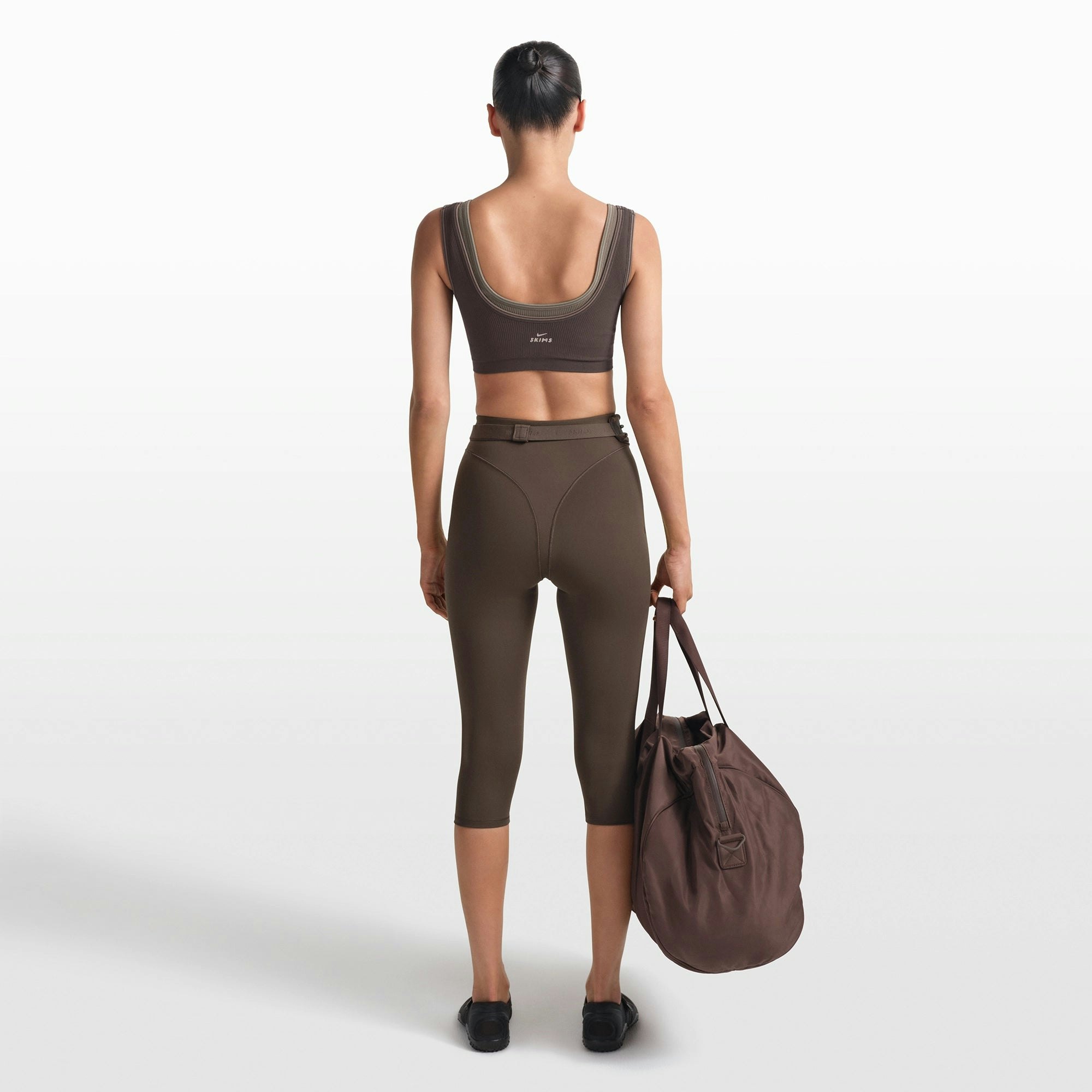 NikeSKIMS RIBBED SEAMLESS SCOOP BRA | PHOENIX/TRUFFLE ON A MODEL FRONT VIEW @ | FOCUS: 0.0, 1.0, 0.9