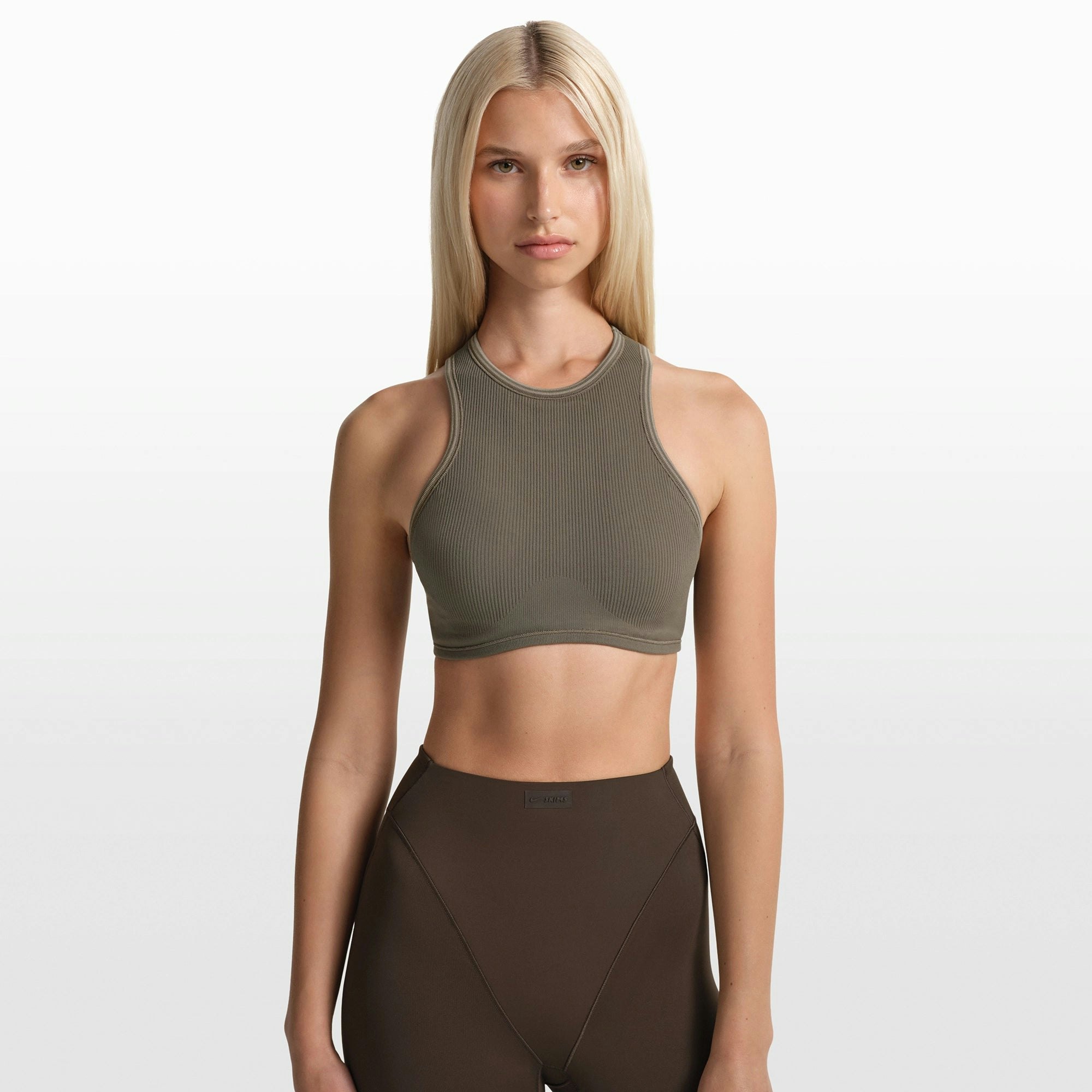 NikeSKIMS RIBBED SEAMLESS RACER FRONT BRA | DUSTY OAKMOSS/DUNE ON A MODEL FRONT VIEW @ | FOCUS: 0.0, 1.0, 0.9