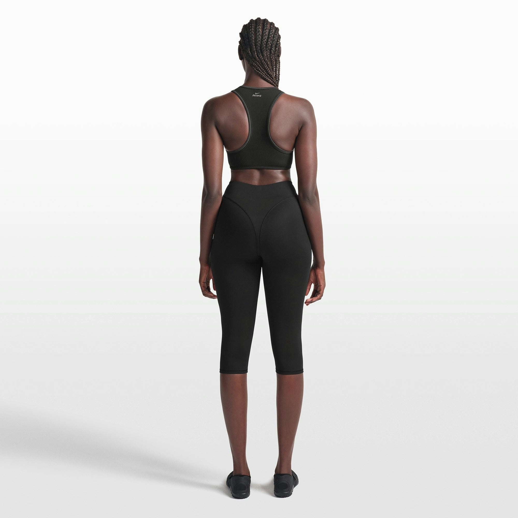 NikeSKIMS RIBBED SEAMLESS RACER FRONT BRA | OBSIDIAN/ARMOR ON A MODEL FRONT VIEW @ | FOCUS: 0.0, 1.0, 0.9