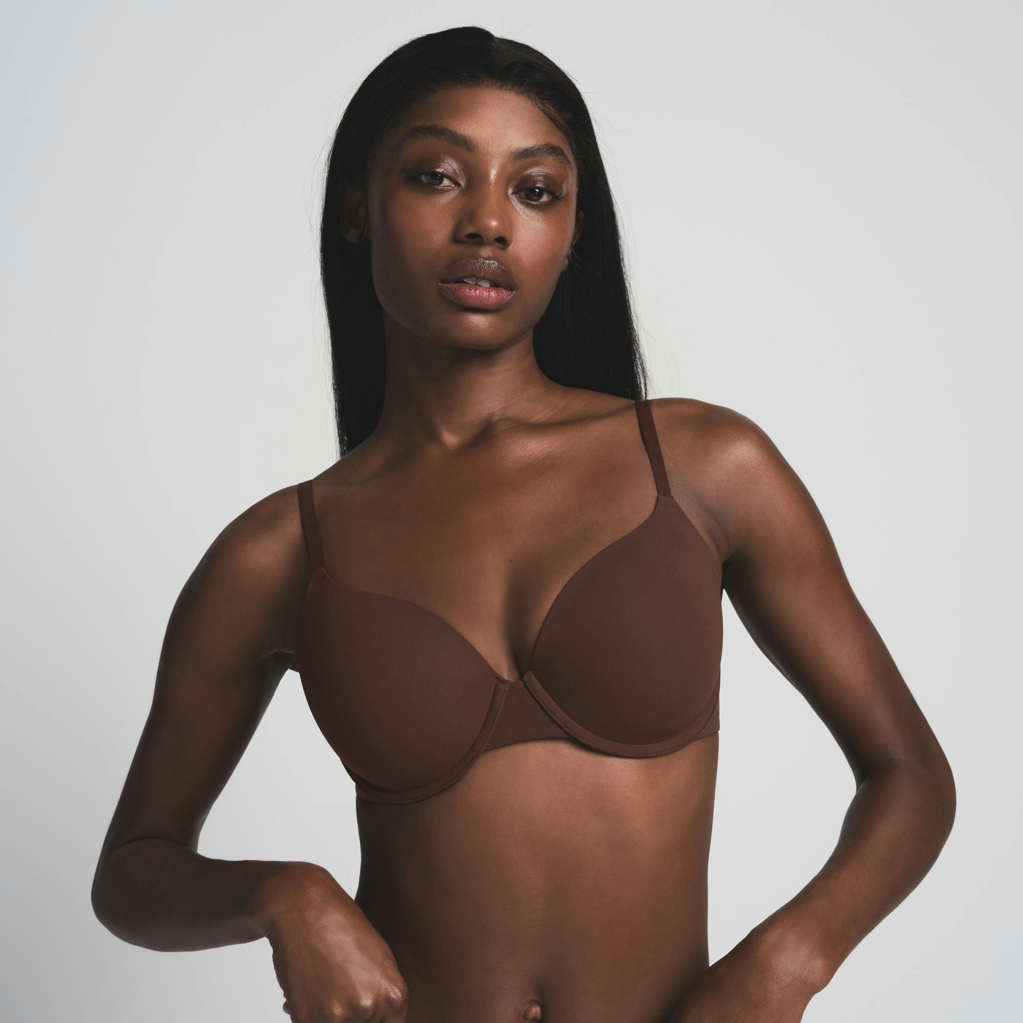 FITS EVERYBODY T-SHIRT BRA | COCOA ON A MODEL FRONT VIEW | FOCUS: 0.0, 1.0, 0.9