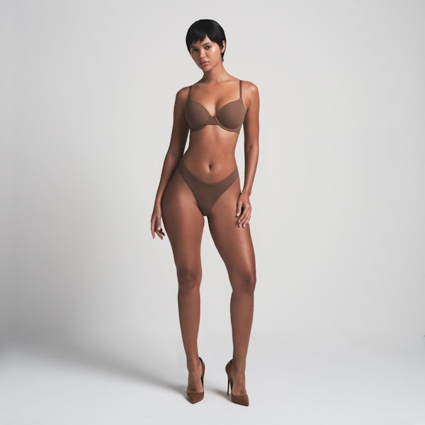 FITS EVERYBODY T-SHIRT BRA | JASPER ON A MODEL FRONT VIEW | FOCUS: 0.0, 1.0, 0.9