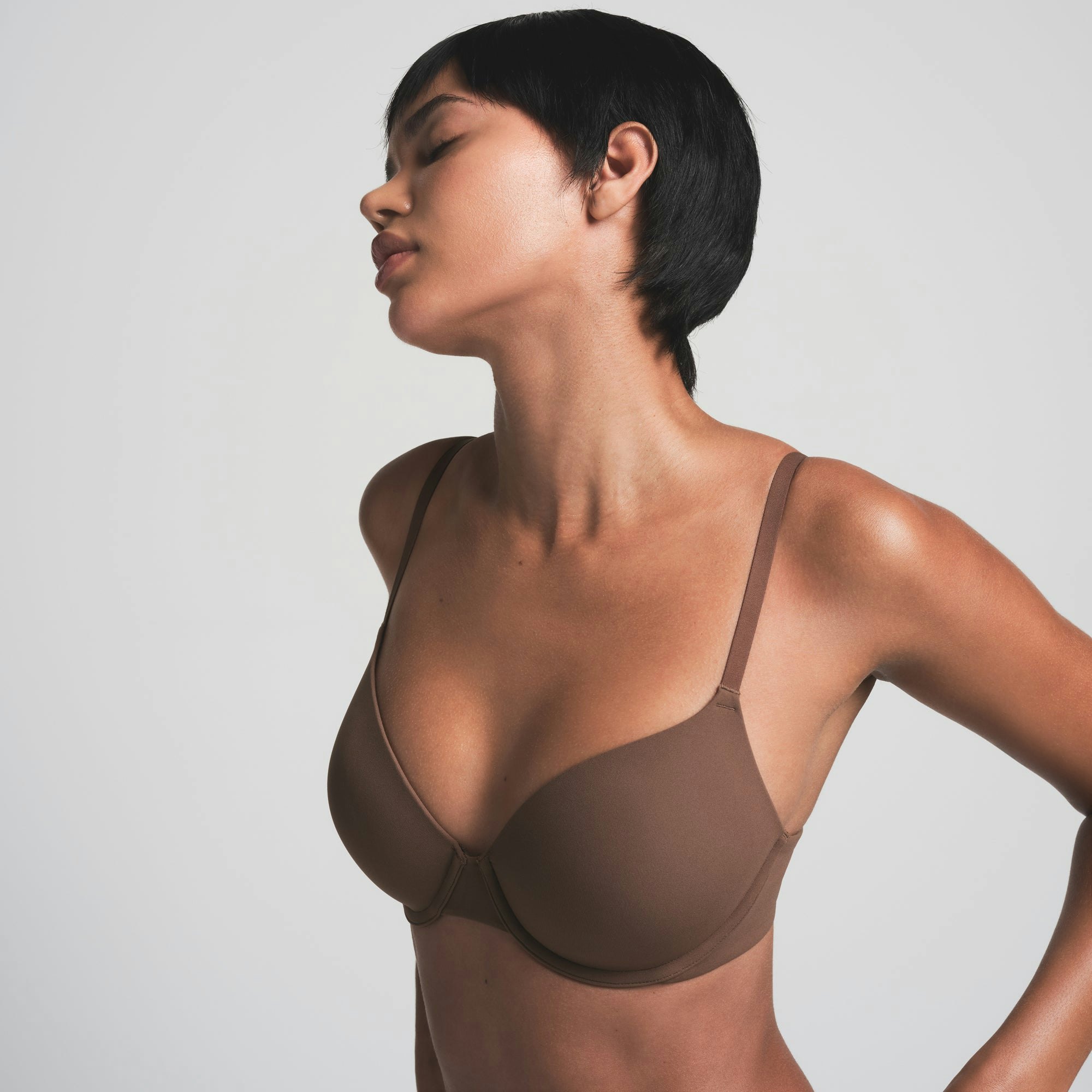 FITS EVERYBODY T-SHIRT BRA | JASPER ON A MODEL FRONT VIEW | FOCUS: 0.0, 1.0, 0.9