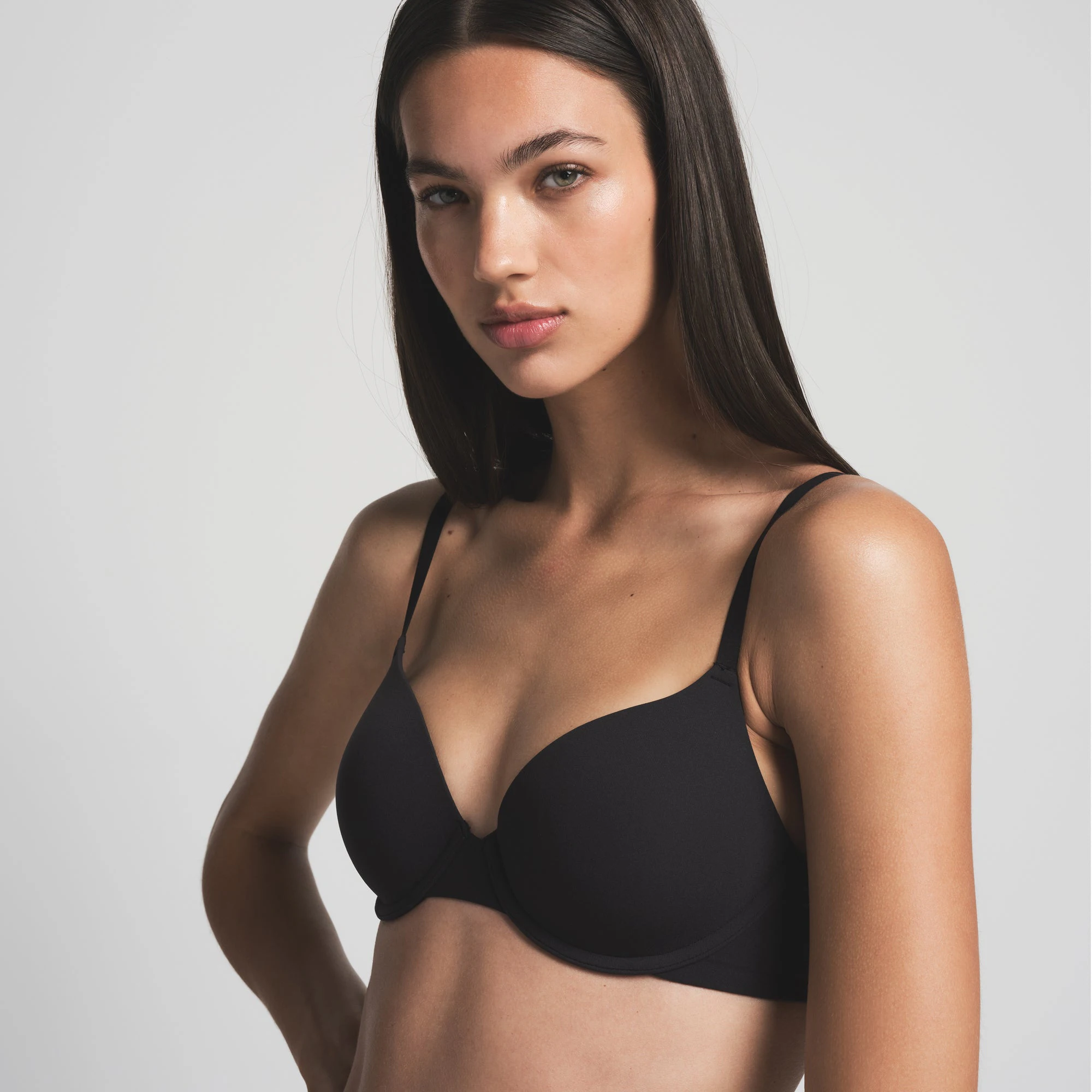 FITS EVERYBODY T-SHIRT BRA | ONYX ON A MODEL FRONT VIEW | COMP | FOCUS: 0.0, 1.0, 0.9