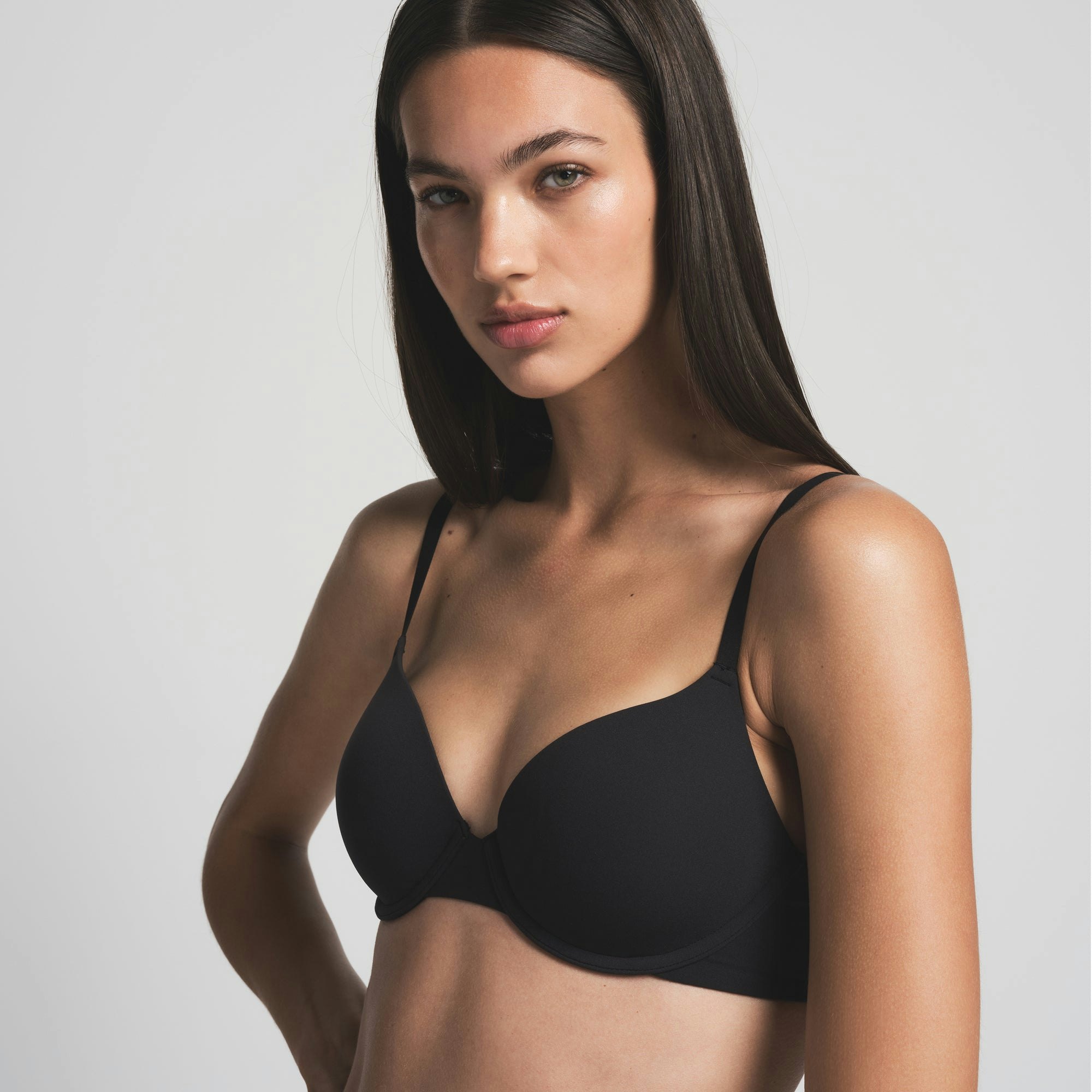 FITS EVERYBODY T-SHIRT BRA | ONYX ON A MODEL FRONT VIEW | COMP | FOCUS: 0.0, 1.0, 0.9