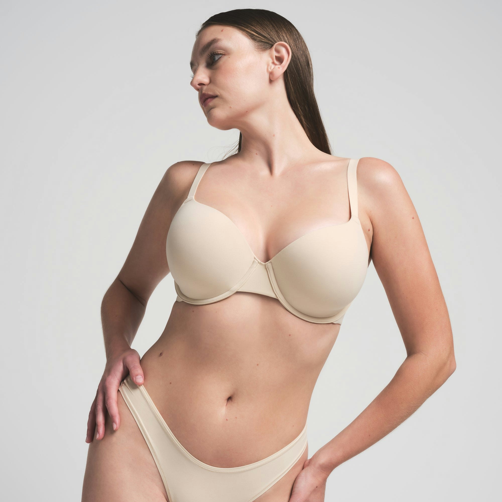 FITS EVERYBODY T-SHIRT BRA | SAND ON A MODEL FRONT VIEW | FOCUS: 0.0, 1.0, 0.9