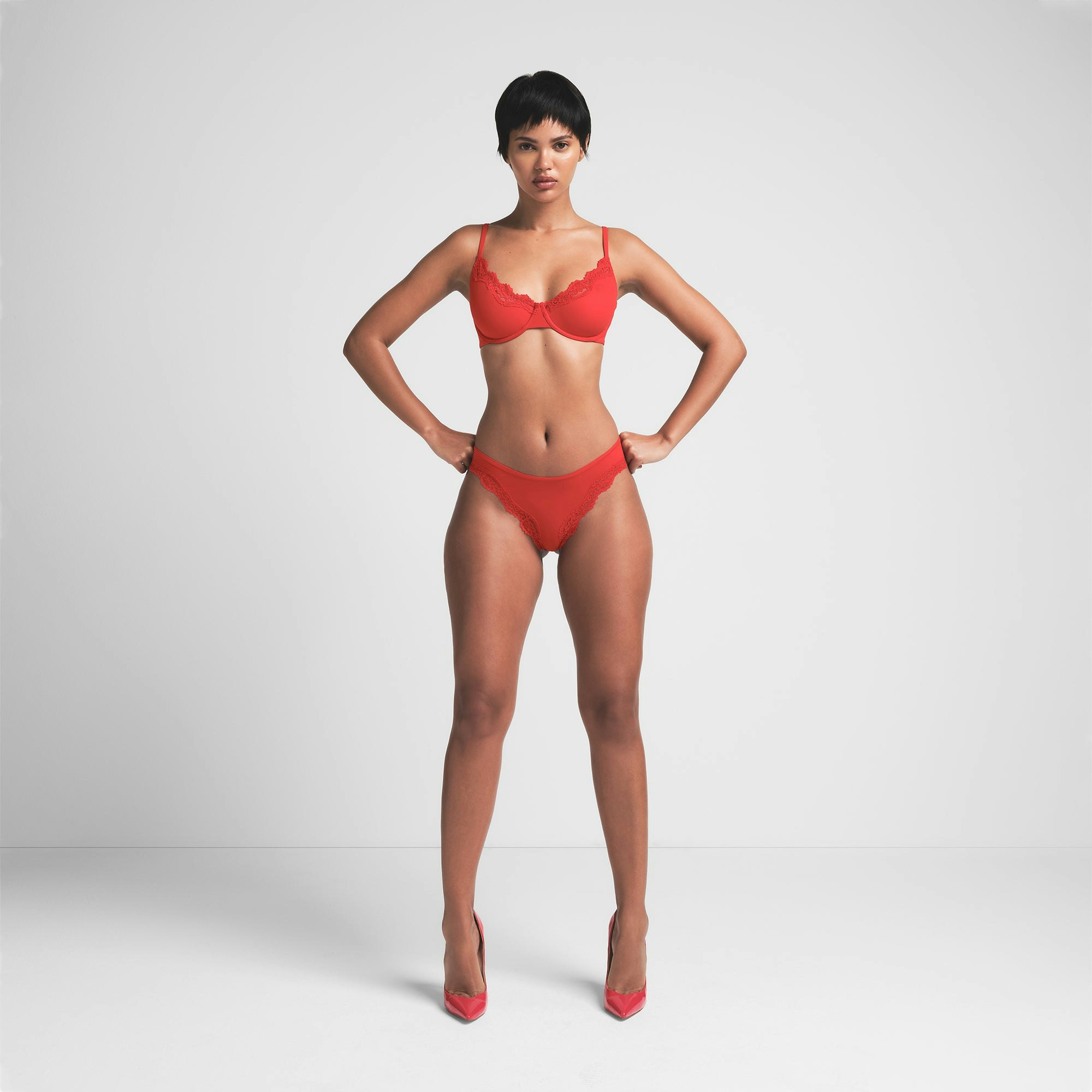 FITS EVERYBODY LACE UNLINED SCOOP BRA | CAYENNE ON A MODEL FRONT VIEW | FOCUS: 0.0, 1.0, 0.9