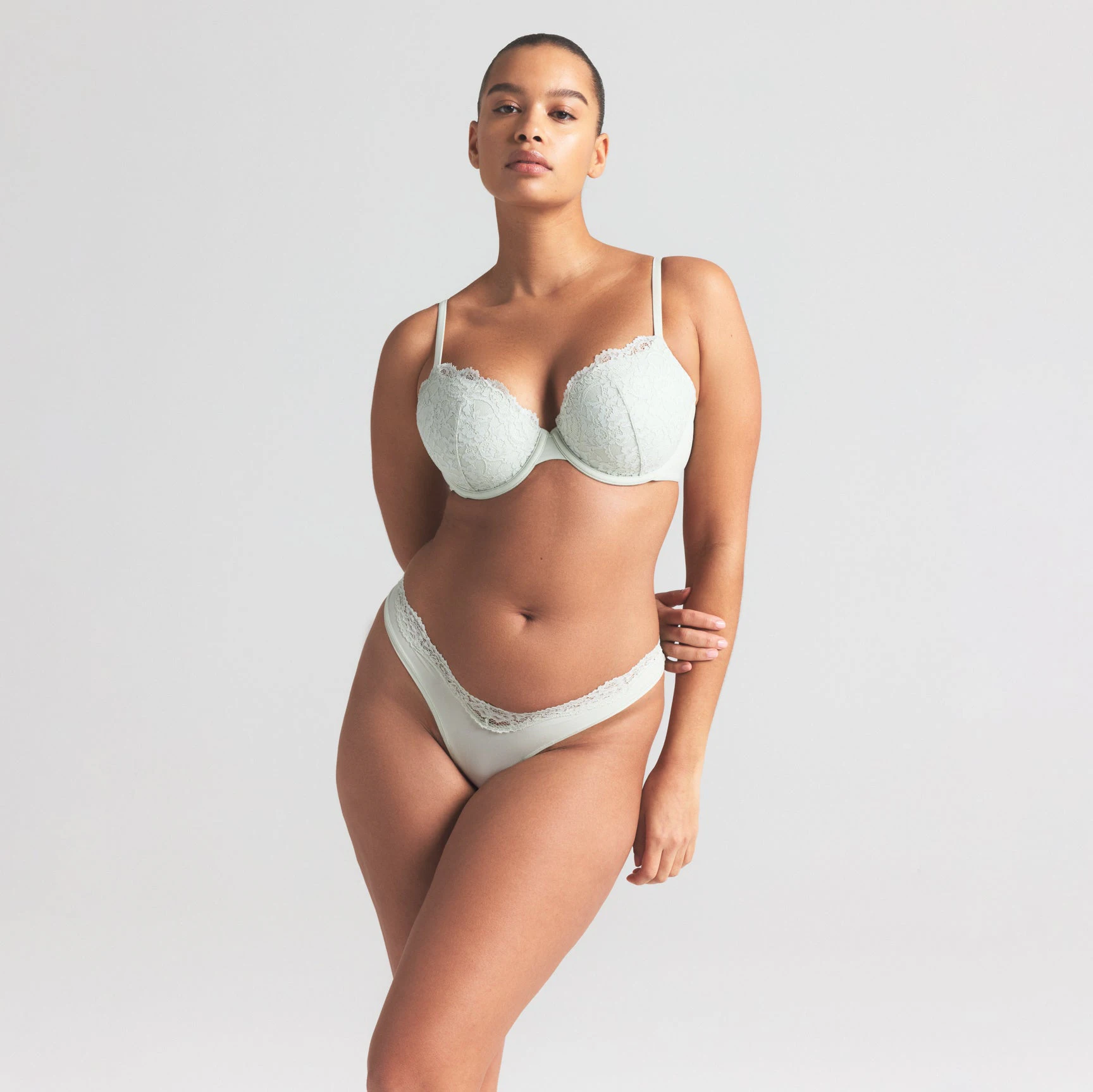 FITS EVERYBODY LACE PUSH-UP BRA | SPEARMINT ON A MODEL SIDE VIEW | FOCUS: 0.0, 1.0, 0.9