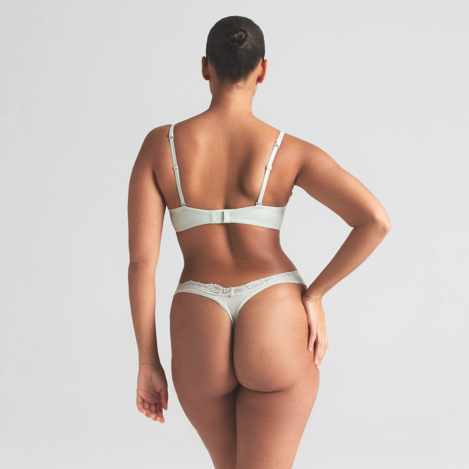 FITS EVERYBODY LACE PUSH-UP BRA | SPEARMINT ON A MODEL SIDE VIEW | FOCUS: 0.0, 1.0, 0.9