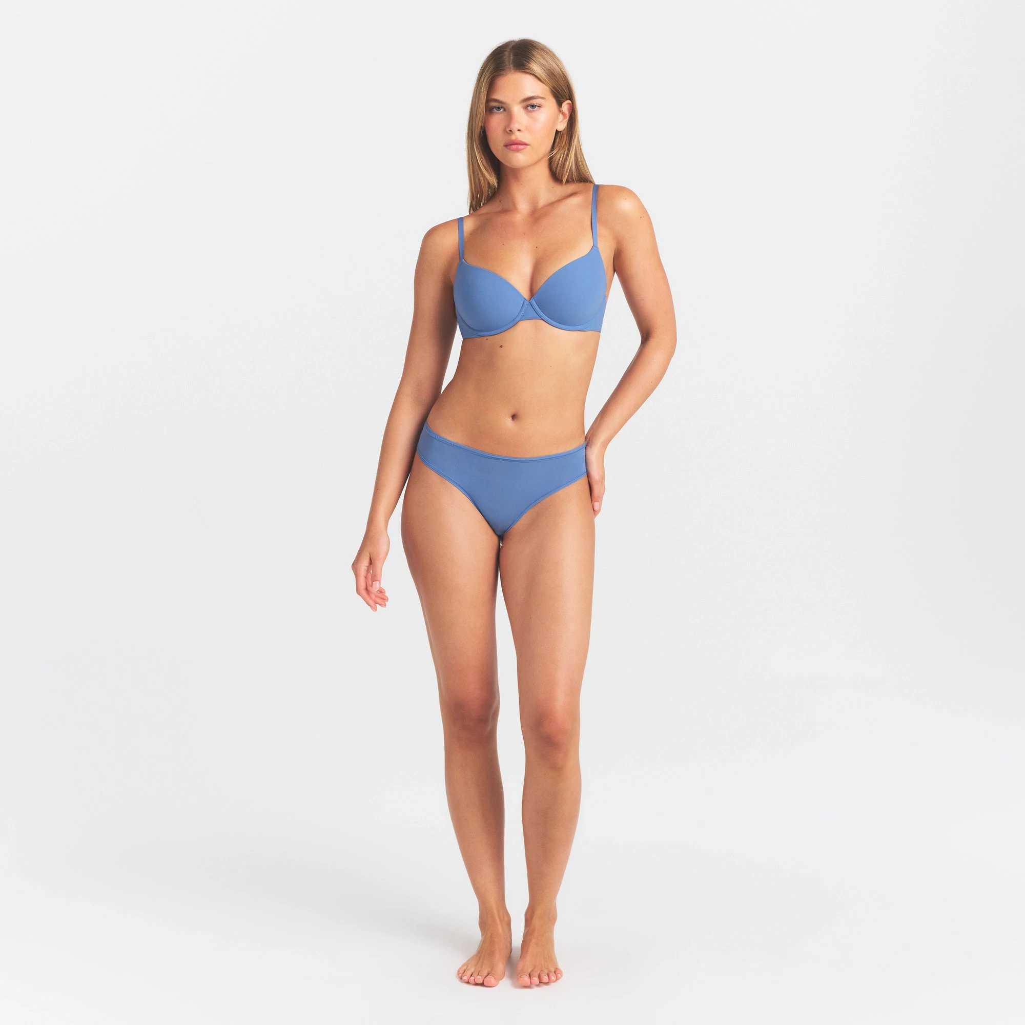 FITS EVERYBODY T-SHIRT BRA | ARCTIC ON A MODEL FRONT VIEW @ | FOCUS: 0.0, 1.0, 0.9