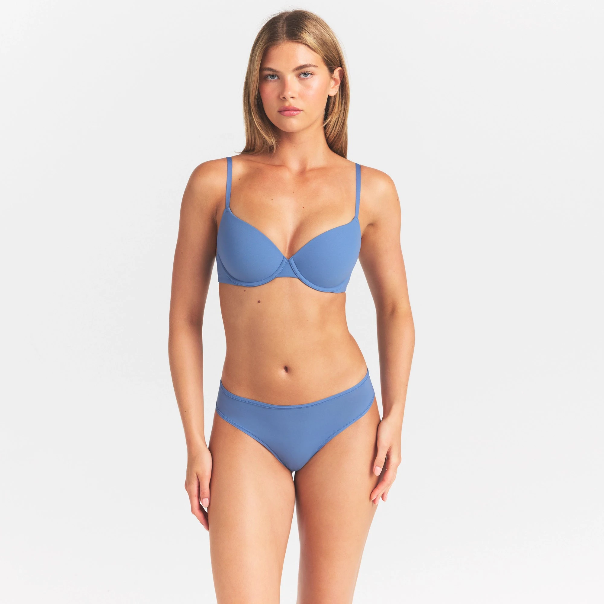 FITS EVERYBODY T-SHIRT BRA | ARCTIC ON A MODEL SIDE VIEW @ | FOCUS: 0.0, 1.0, 0.9