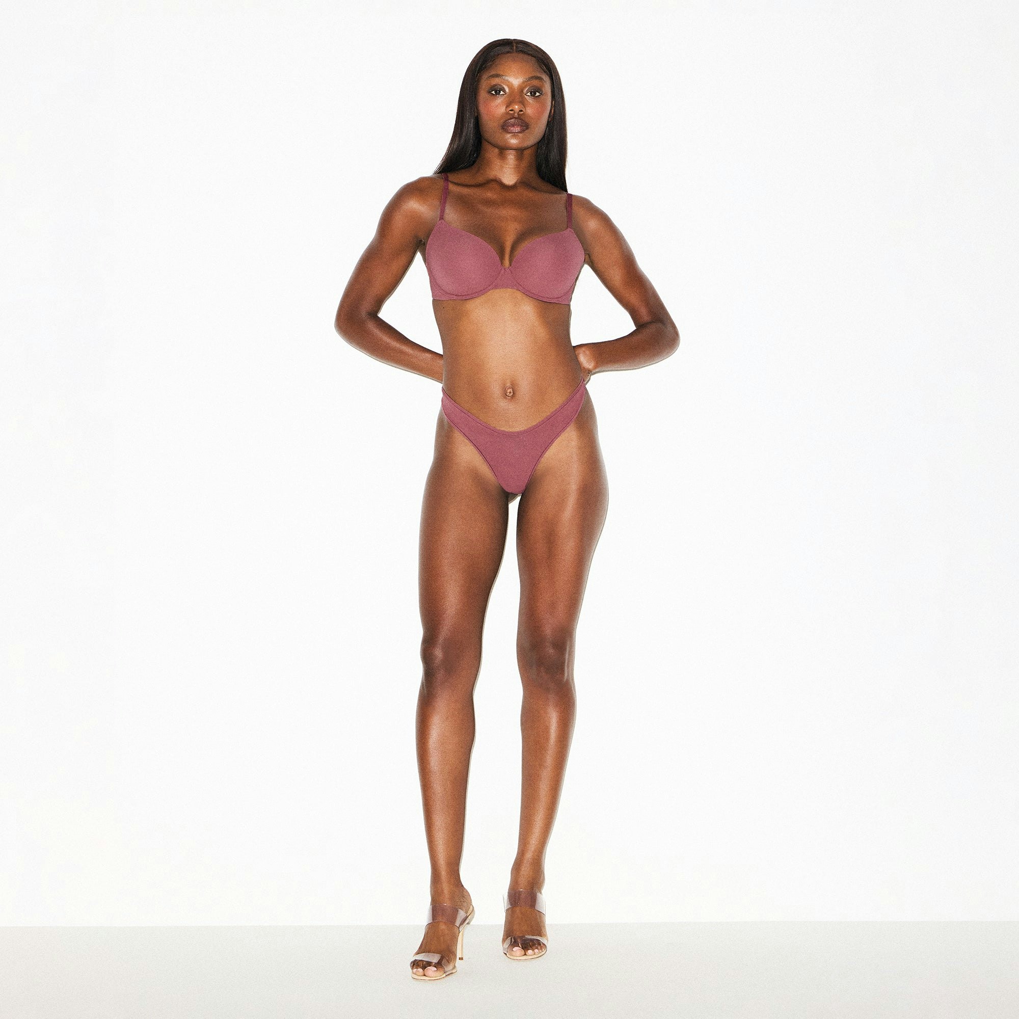 FITS EVERYBODY T-SHIRT BRA | BEET ON A MODEL FRONT VIEW @ | FOCUS: 0.0, 1.0, 0.9