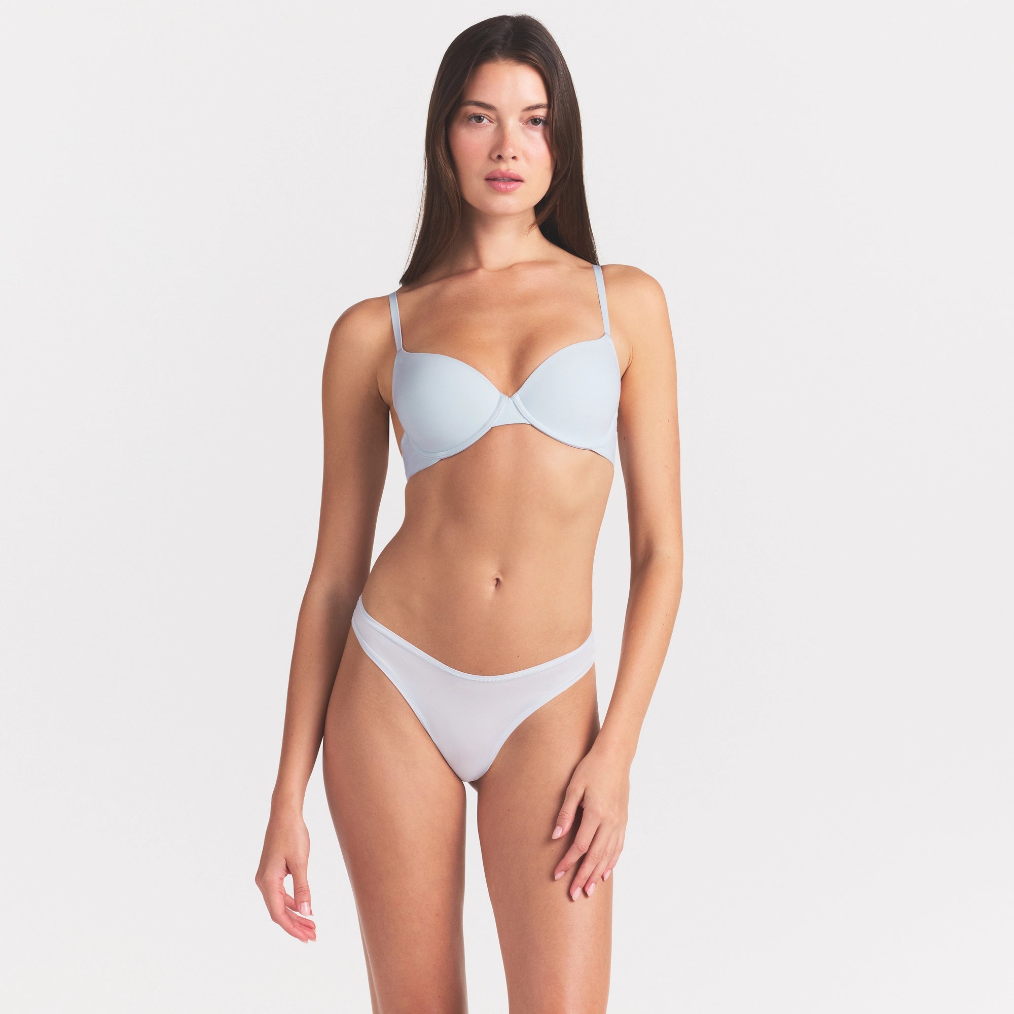 FITS EVERYBODY T-SHIRT BRA | BLUE QUARTZ ON A MODEL SIDE VIEW @ | FOCUS: 0.0, 1.0, 0.9