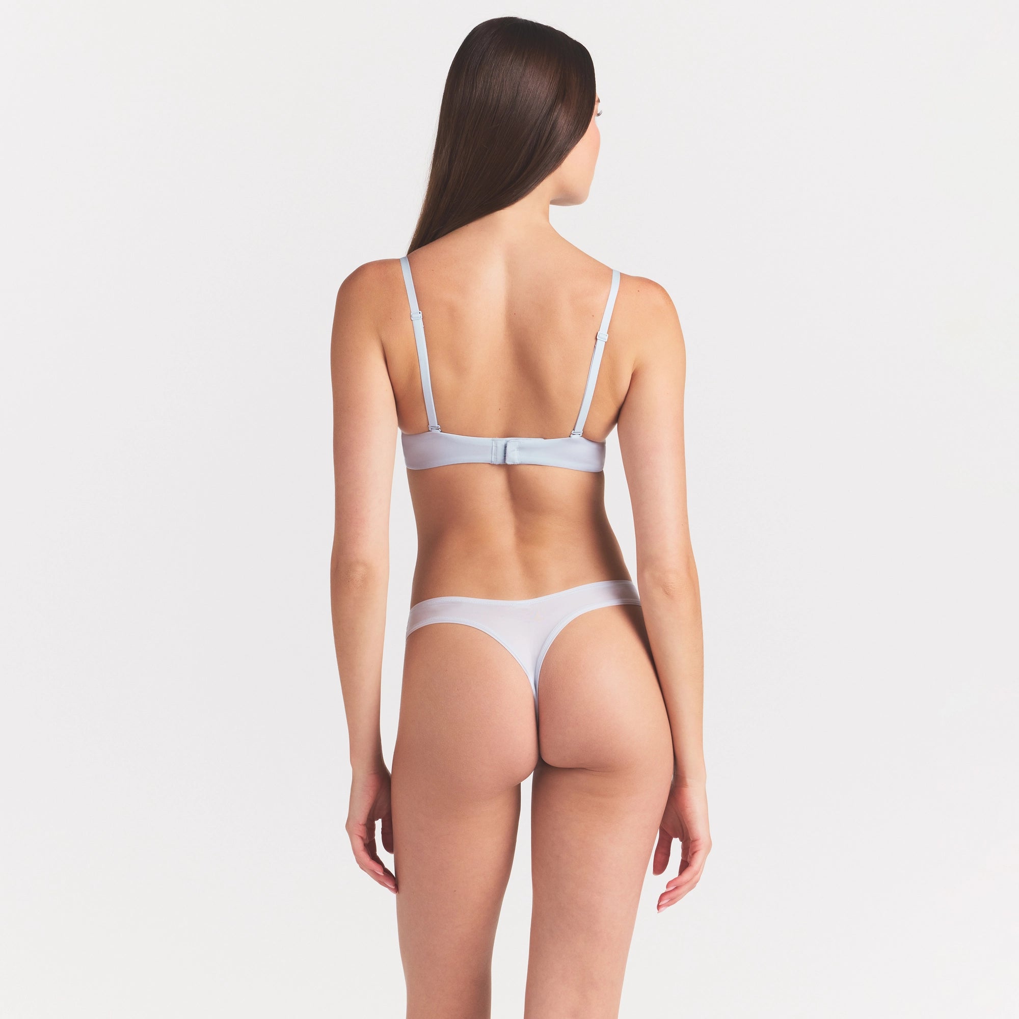 FITS EVERYBODY T-SHIRT BRA | BLUE QUARTZ ON A MODEL SIDE VIEW @ | FOCUS: 0.0, 1.0, 0.9