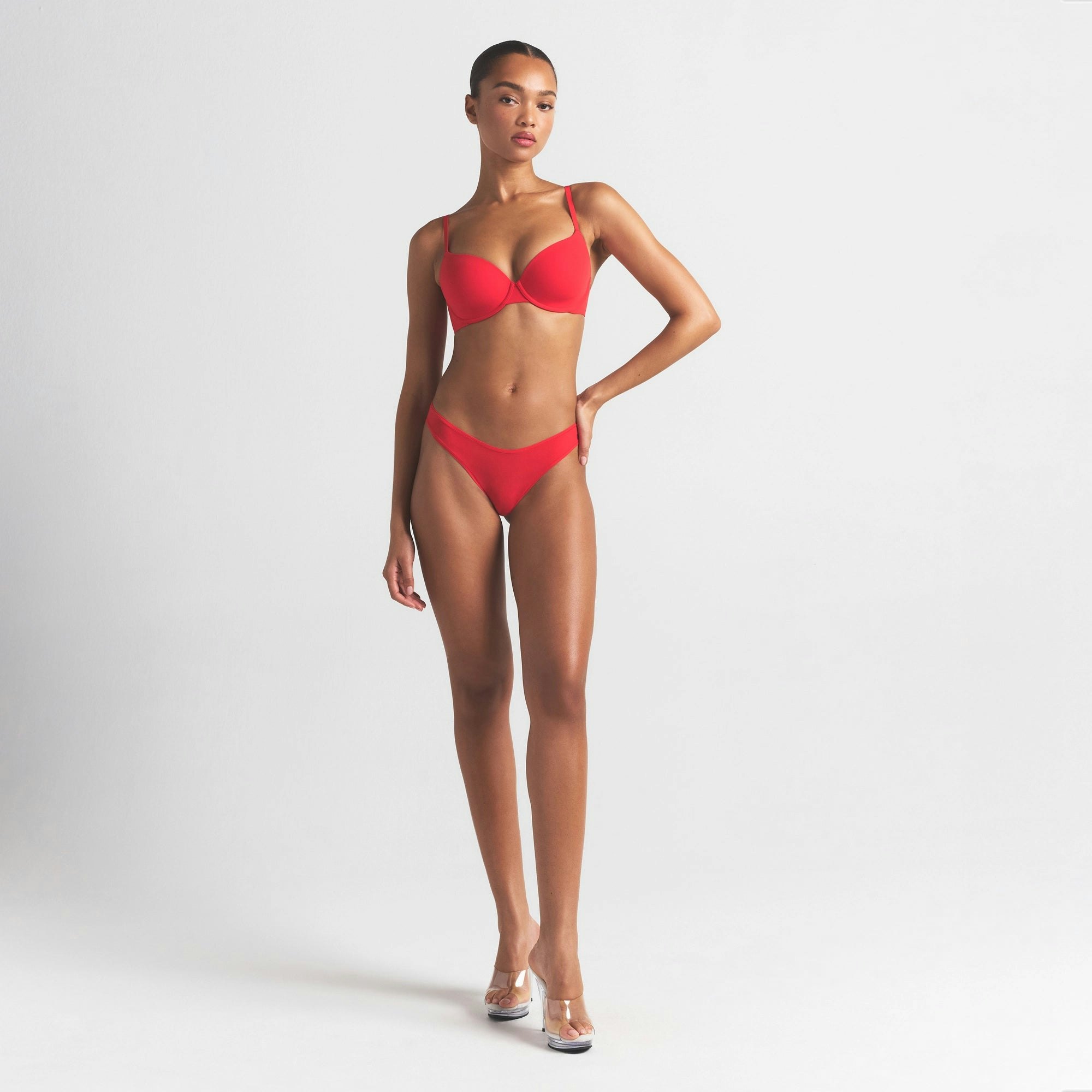 FITS EVERYBODY T-SHIRT BRA | CHERRY ON A MODEL FRONT VIEW @ | FOCUS: 0.0, 1.0, 0.9