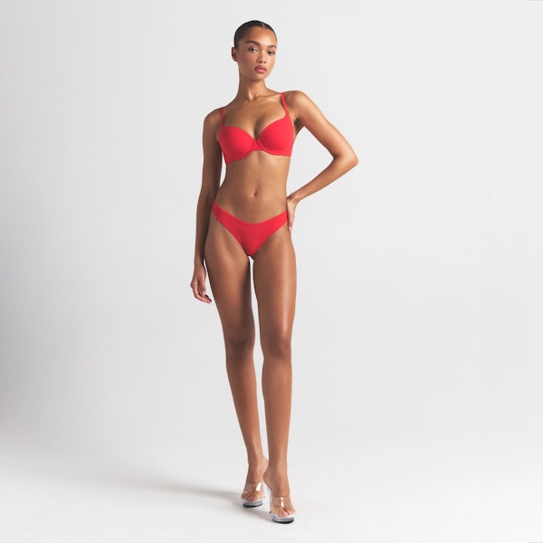 FITS EVERYBODY T-SHIRT BRA | CHERRY ON A MODEL FRONT VIEW @ | FOCUS: 0.0, 1.0, 0.9