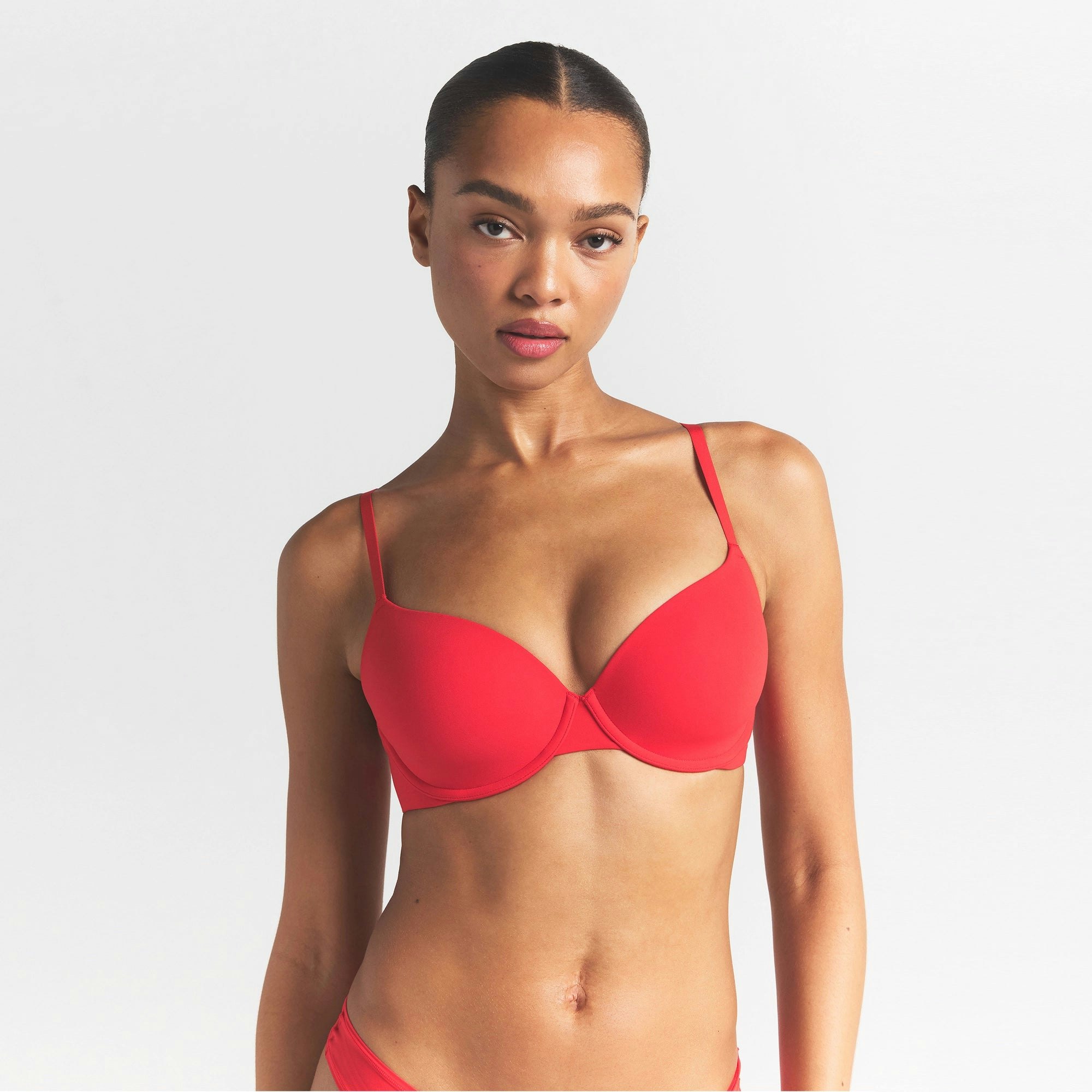 FITS EVERYBODY T-SHIRT BRA | CHERRY ON A MODEL SIDE VIEW @ | FOCUS: 0.0, 1.0, 0.9