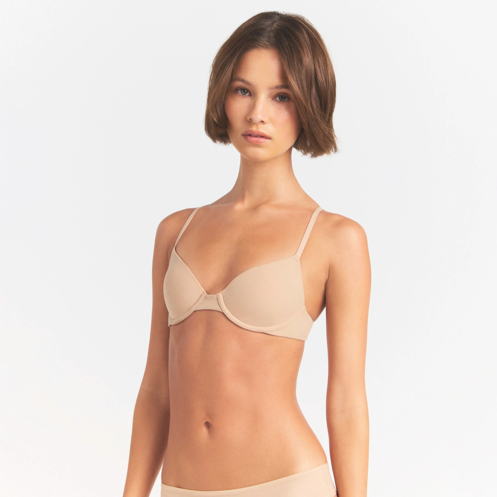 FITS EVERYBODY T-SHIRT BRA | CLAY ON A MODEL SIDE VIEW