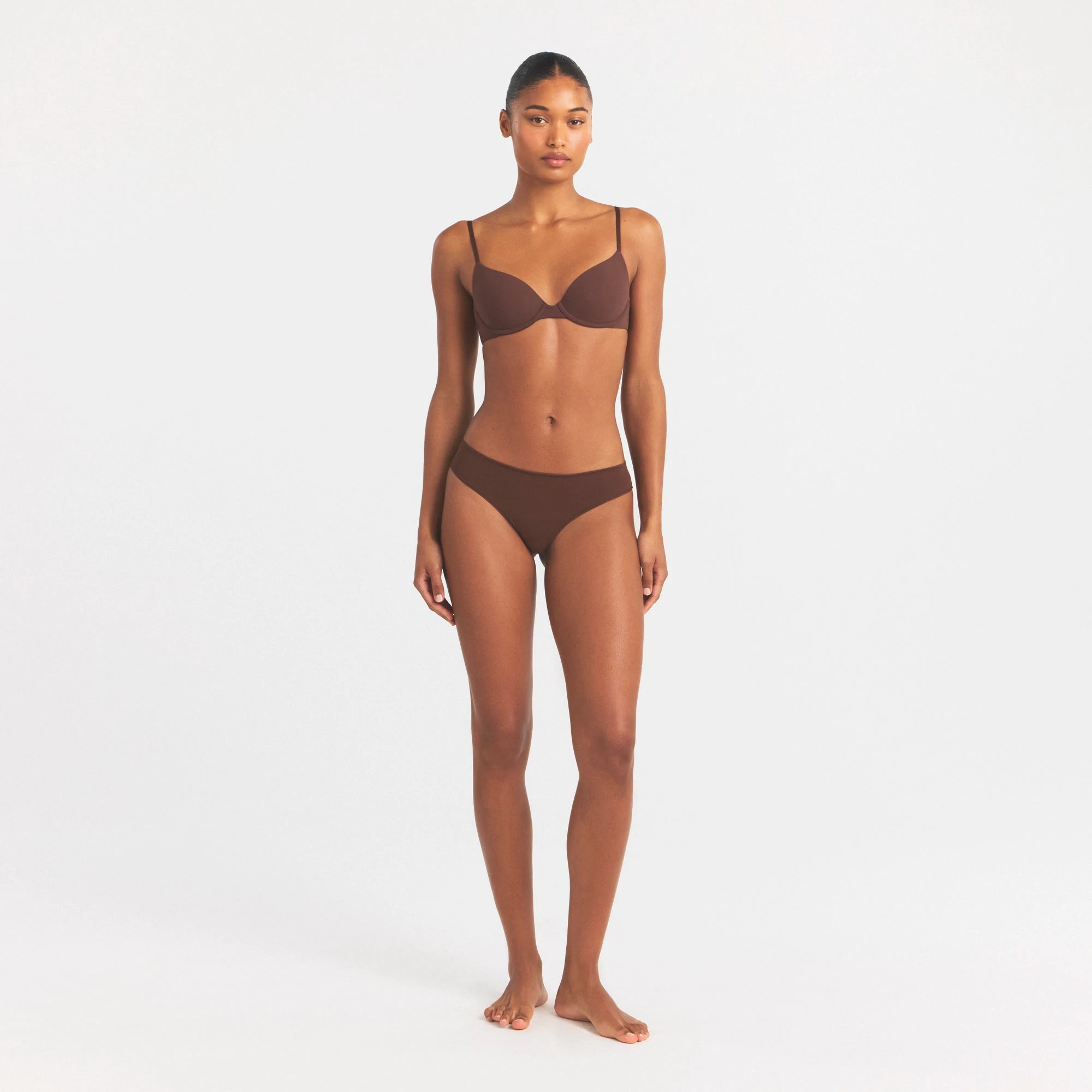FITS EVERYBODY T-SHIRT BRA | COCOA ON A MODEL FRONT VIEW @ | FOCUS: 0.0, 1.0, 0.9