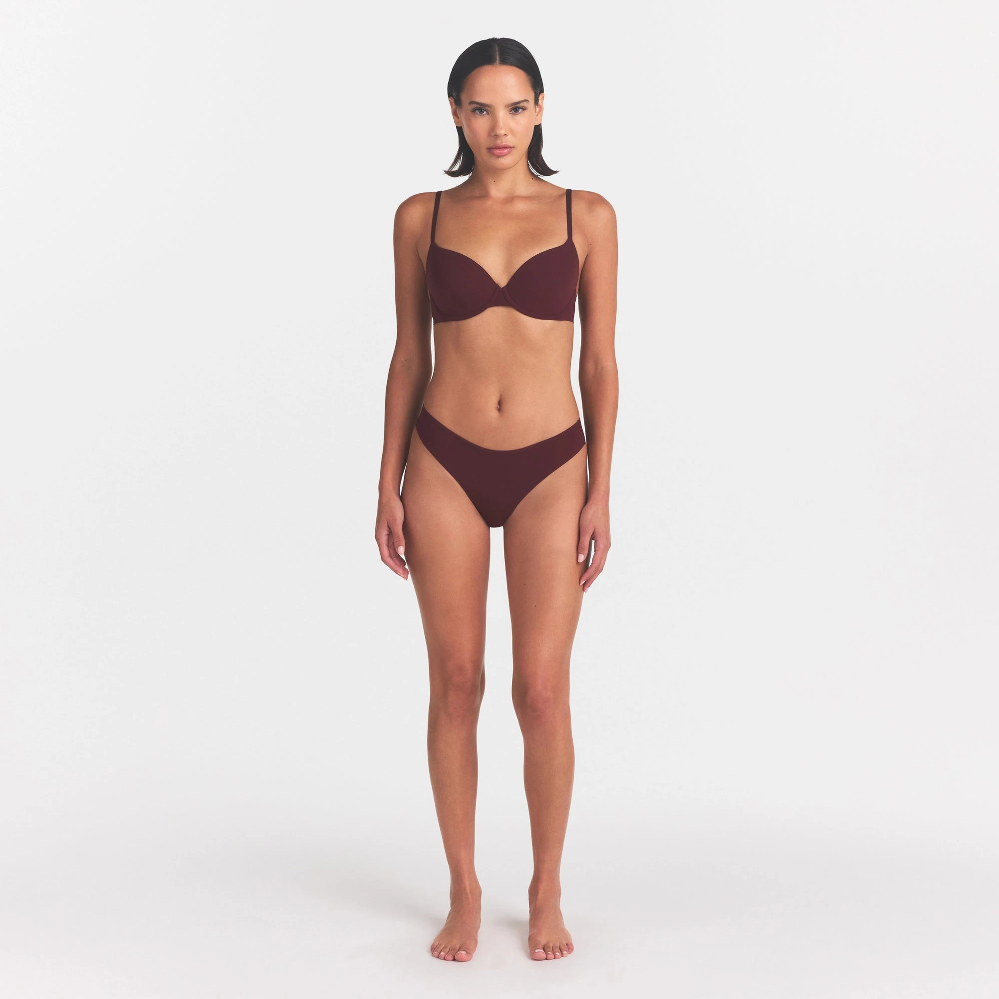 FITS EVERYBODY T-SHIRT BRA | CURRANT ON A MODEL | FOCUS: 0.0, 1.0, 0.9