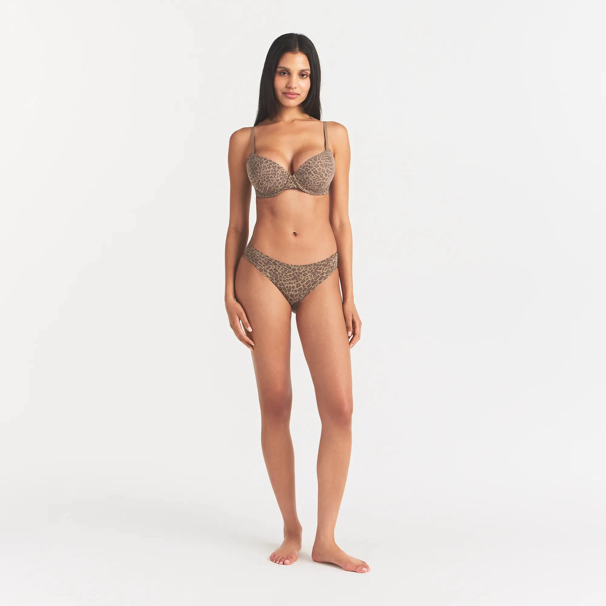 FITS EVERYBODY T-SHIRT BRA | DESERT LEOPARD INK PRINT ON A MODEL FRONT VIEW @ | FOCUS: 0.0, 1.0, 0.9