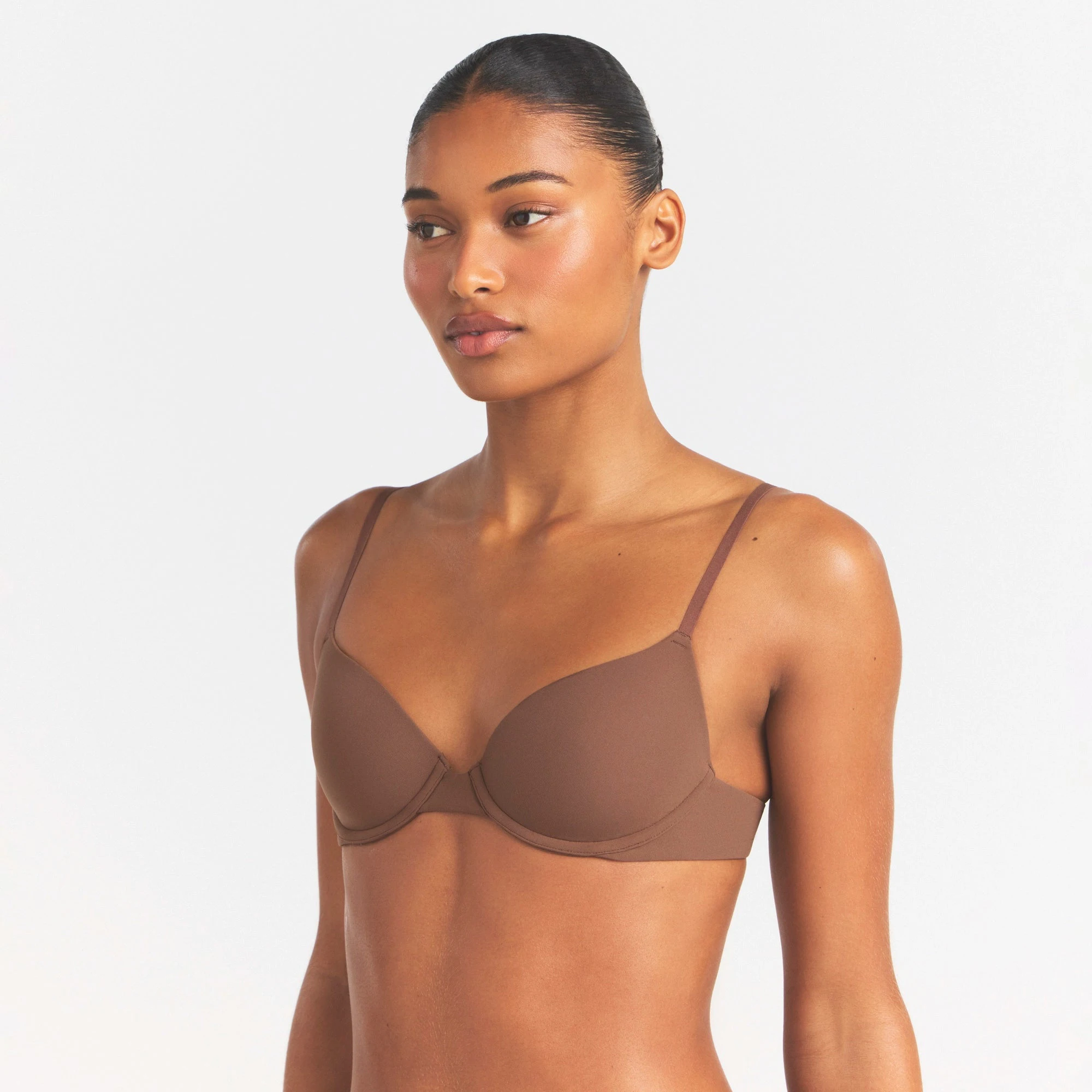FITS EVERYBODY T-SHIRT BRA | JASPER ON A MODEL SIDE VIEW