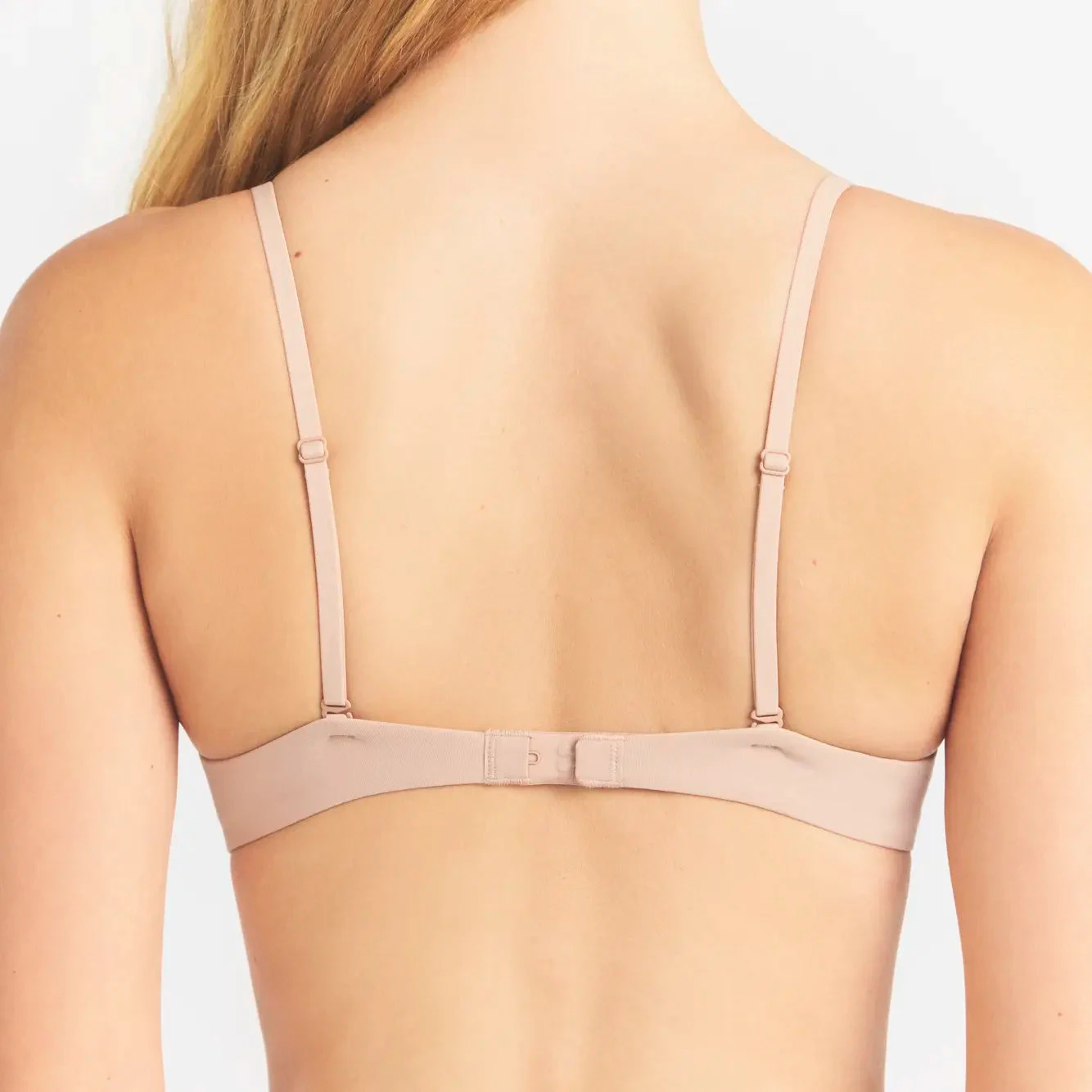 FITS EVERYBODY T-SHIRT BRA | MICA ON A MODEL SIDE VIEW