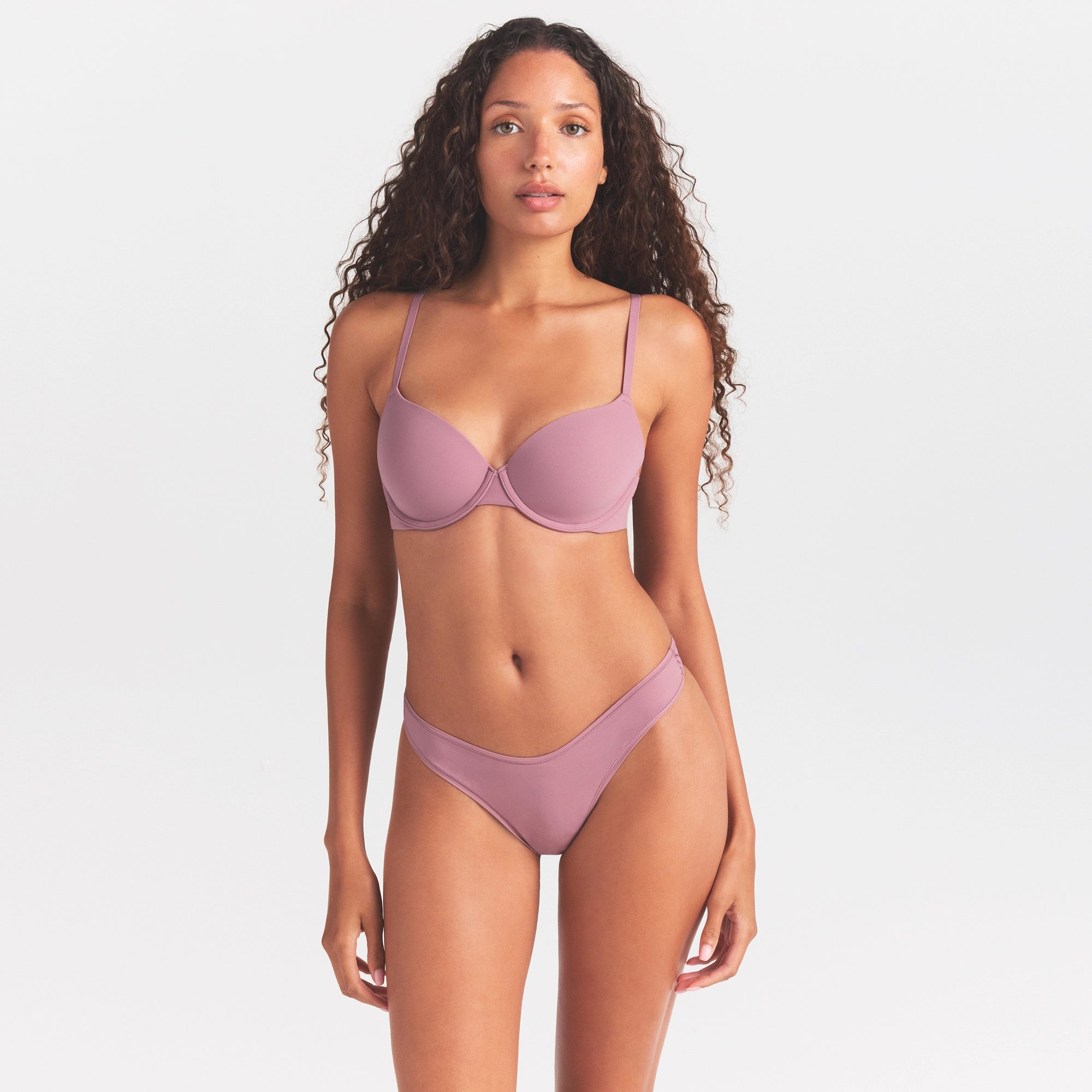 FITS EVERYBODY T-SHIRT BRA | MUTED MAUVE ON A MODEL SIDE VIEW @ | FOCUS: 0.0, 1.0, 0.9