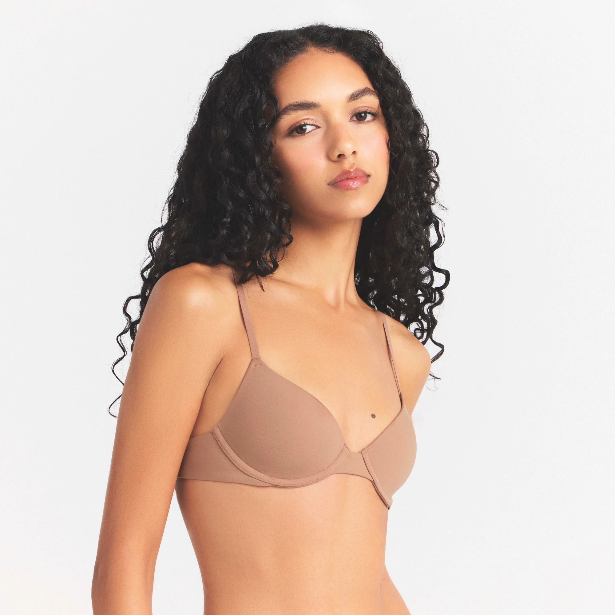FITS EVERYBODY T-SHIRT BRA | SIENNA ON A MODEL SIDE VIEW