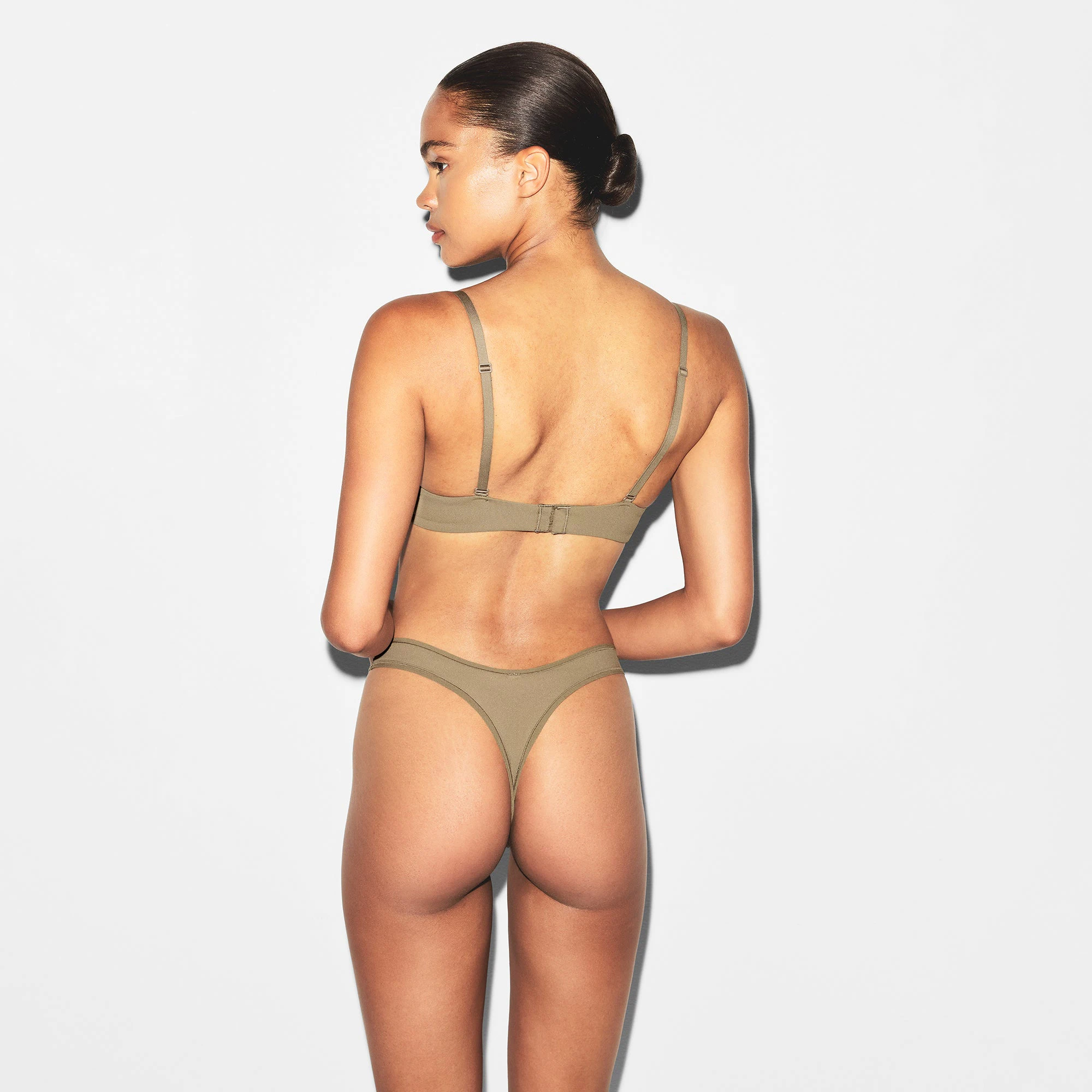 FITS EVERYBODY T-SHIRT BRA | TRUFFLE ON A MODEL BACK VIEW | FOCUS: 0.0, 1.0, 0.9