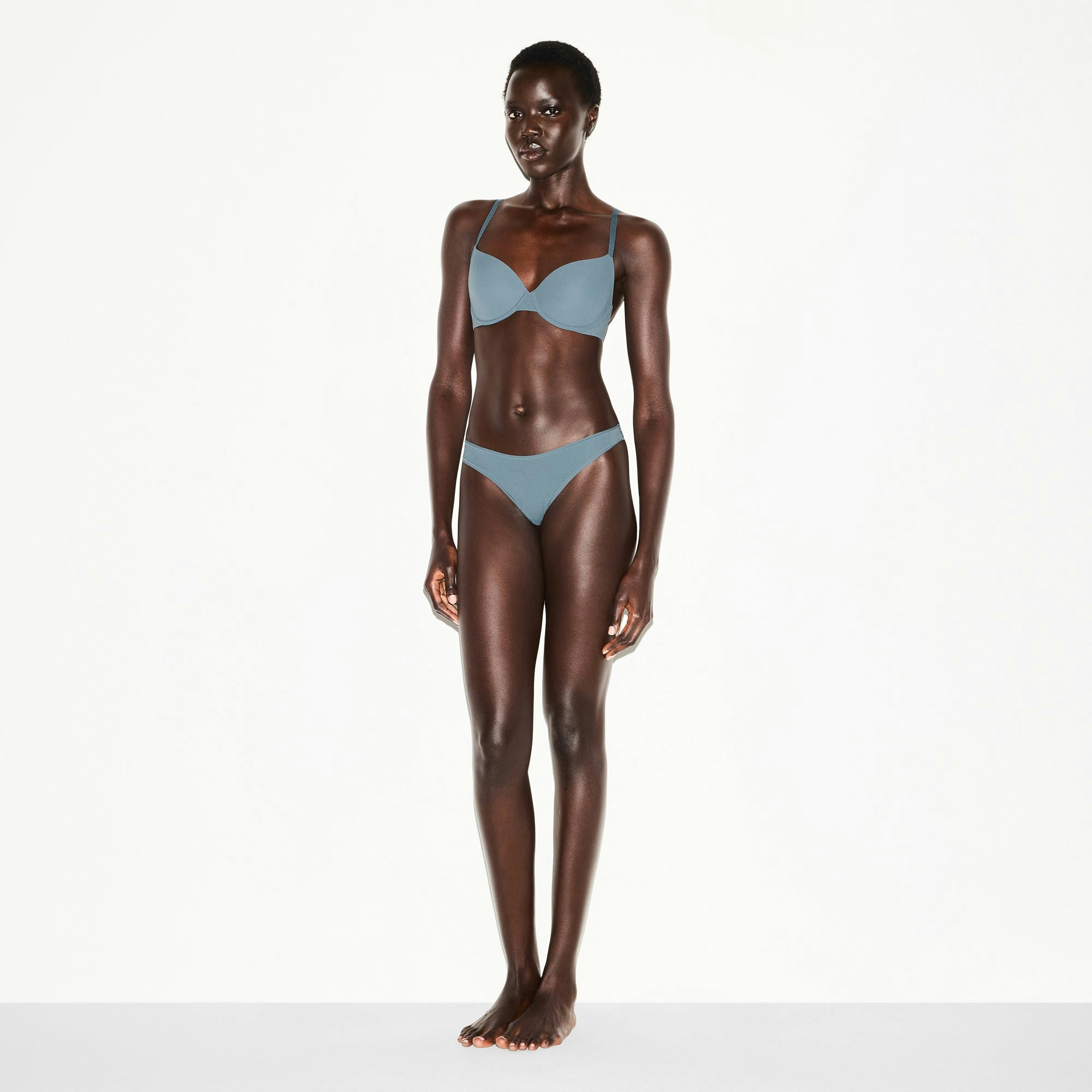 FITS EVERYBODY T-SHIRT BRA | ZIRCON ON A MODEL FRONT VIEW @ | FOCUS: 0.0, 1.0, 0.9