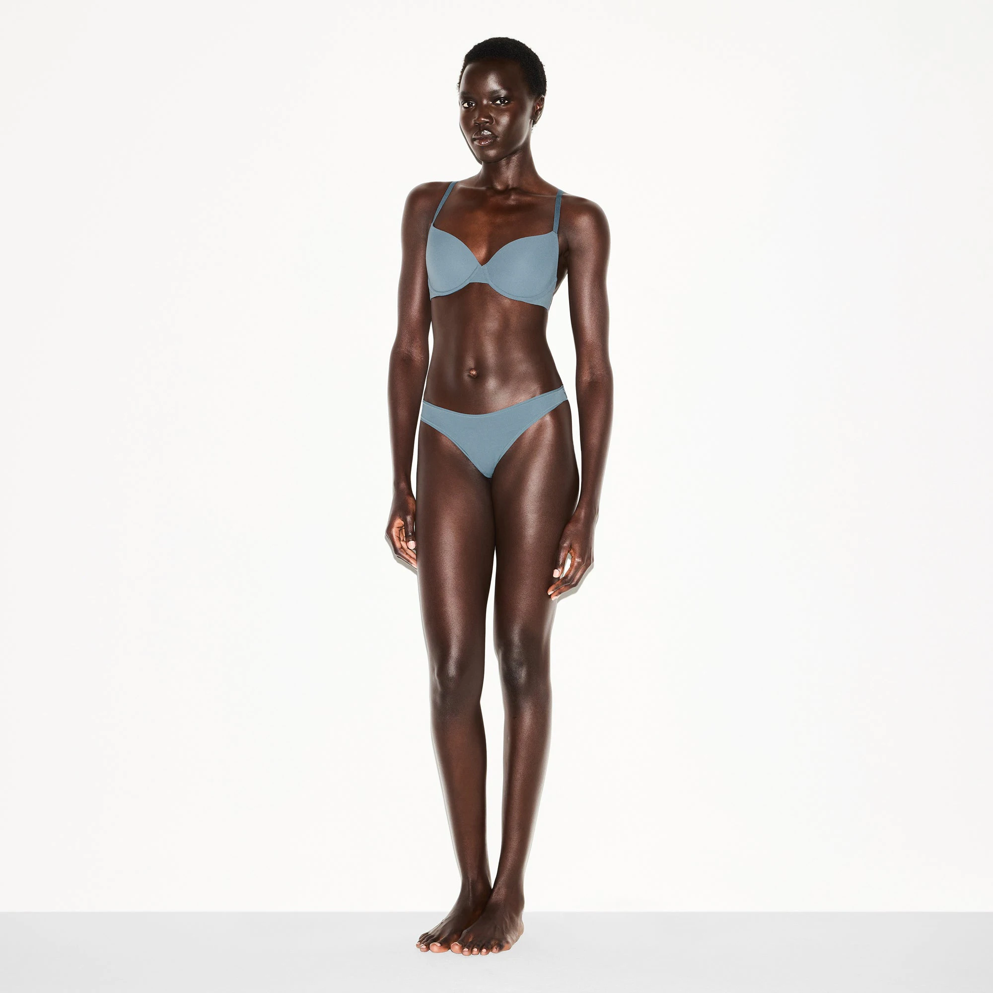 FITS EVERYBODY T-SHIRT BRA | ZIRCON ON A MODEL FRONT VIEW @ | FOCUS: 0.0, 1.0, 0.9