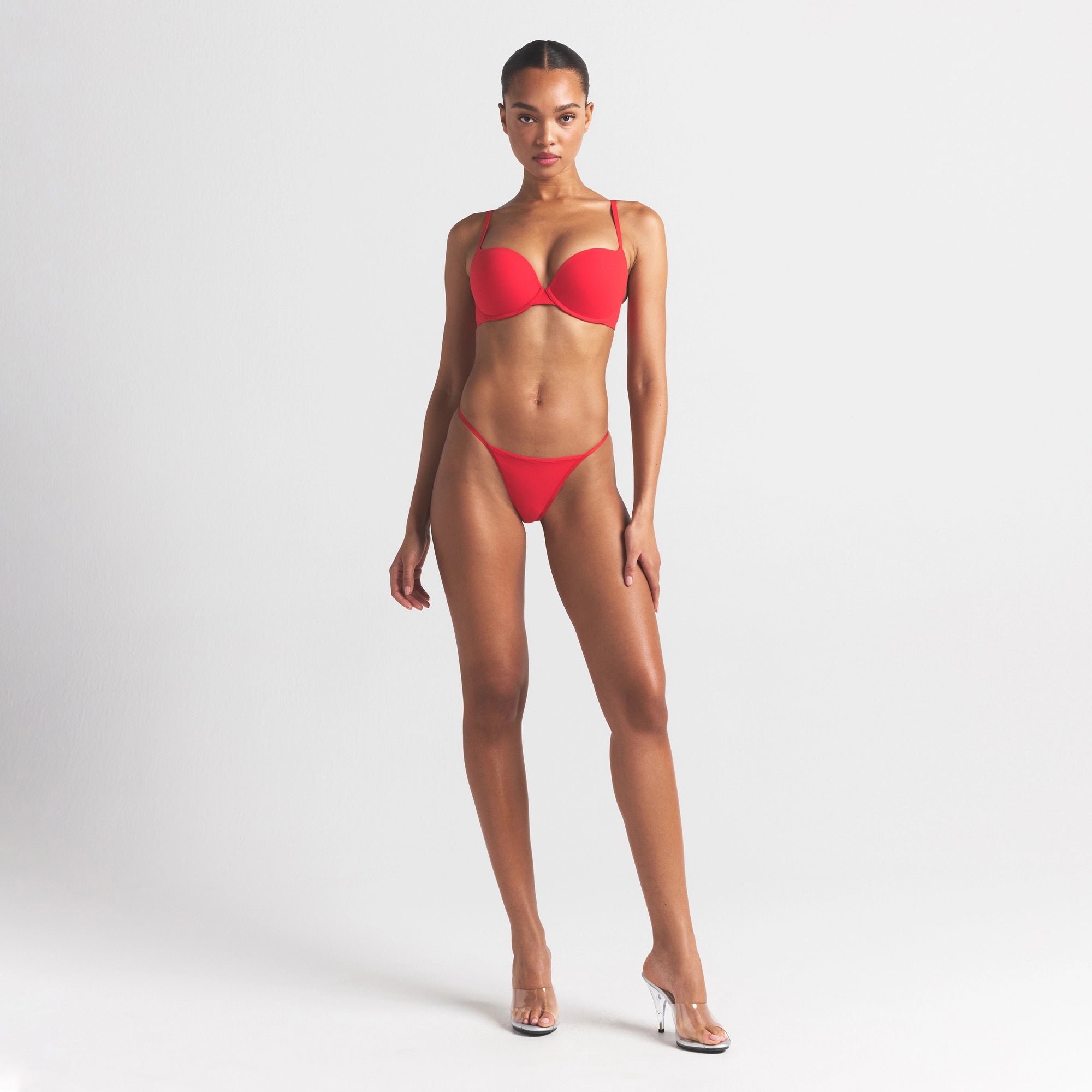 FITS EVERYBODY PUSH-UP BRA | CHERRY ON A MODEL FRONT VIEW @ | FOCUS: 0.0, 1.0, 0.9