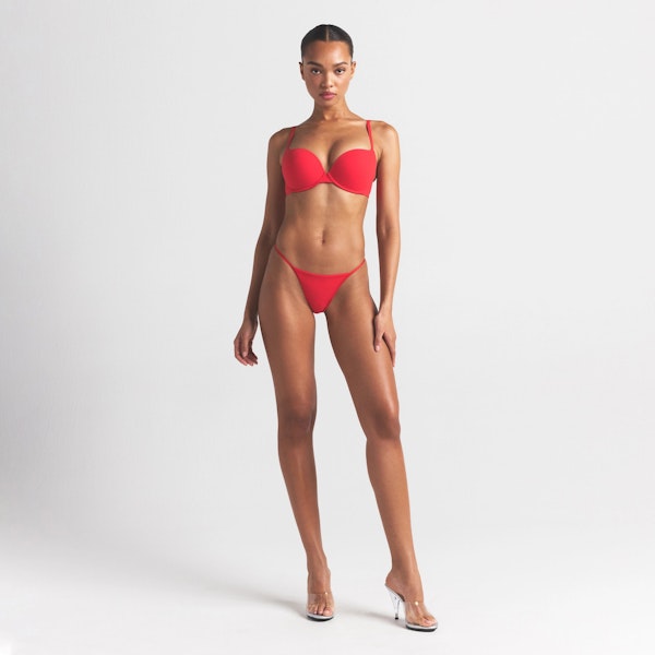 FITS EVERYBODY PUSH-UP BRA | CHERRY ON A MODEL FRONT VIEW @ | FOCUS: 0.0, 1.0, 0.9