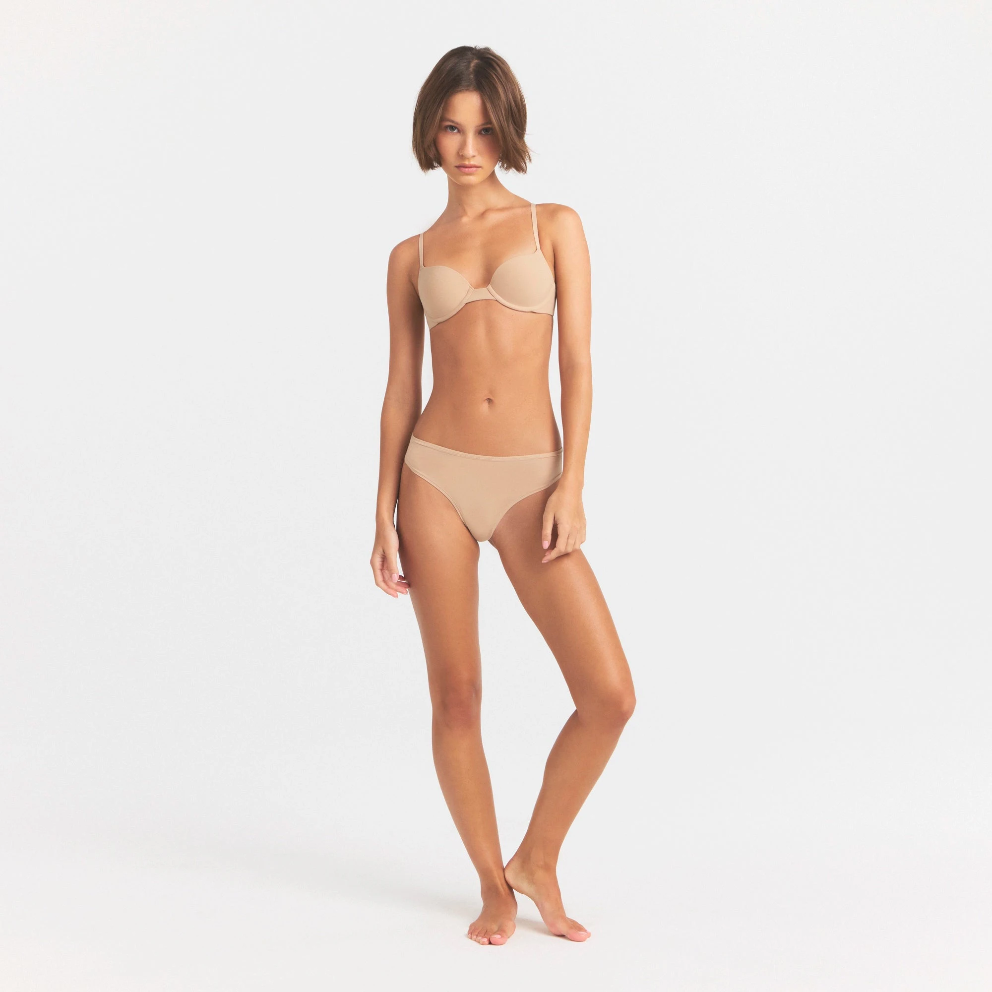 FITS EVERYBODY PUSH-UP BRA | CLAY ON A MODEL FRONT VIEW