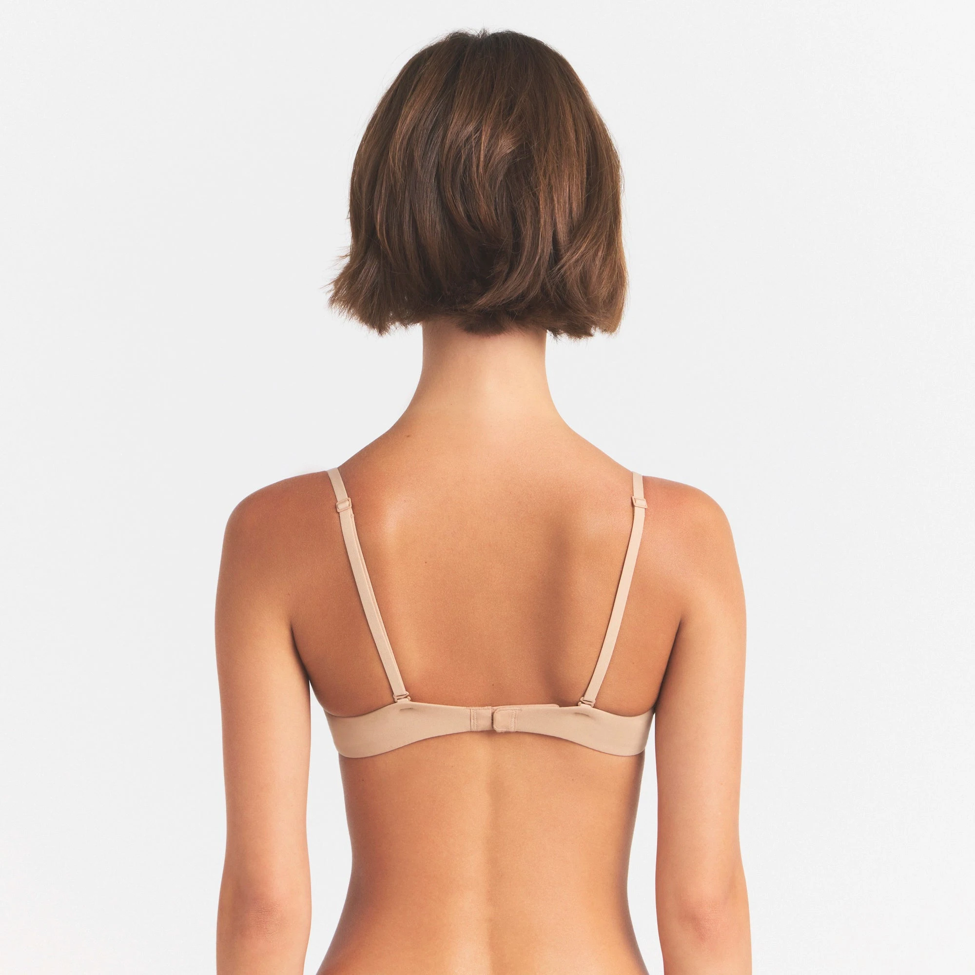 FITS EVERYBODY PUSH-UP BRA | CLAY ON A MODEL SIDE VIEW