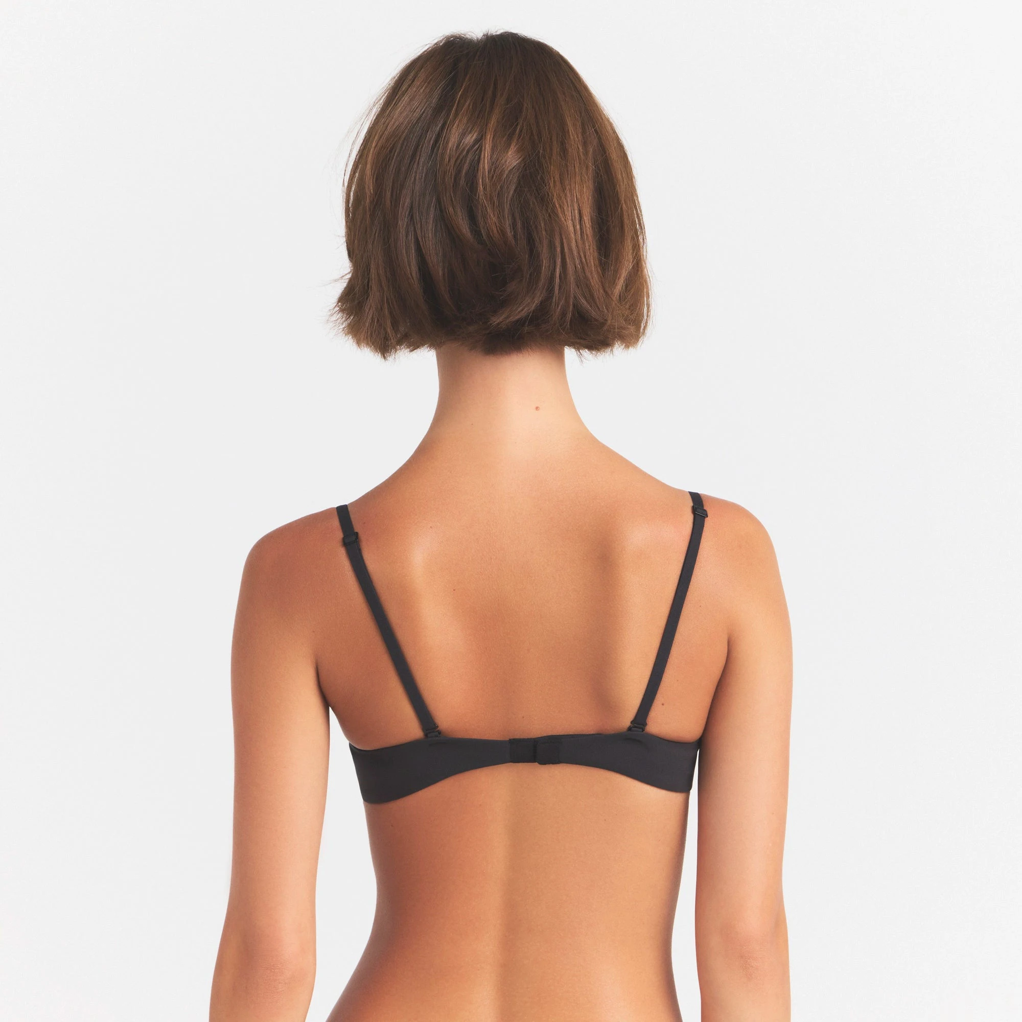 FITS EVERYBODY PUSH-UP BRA | ONYX ON A MODEL SIDE VIEW