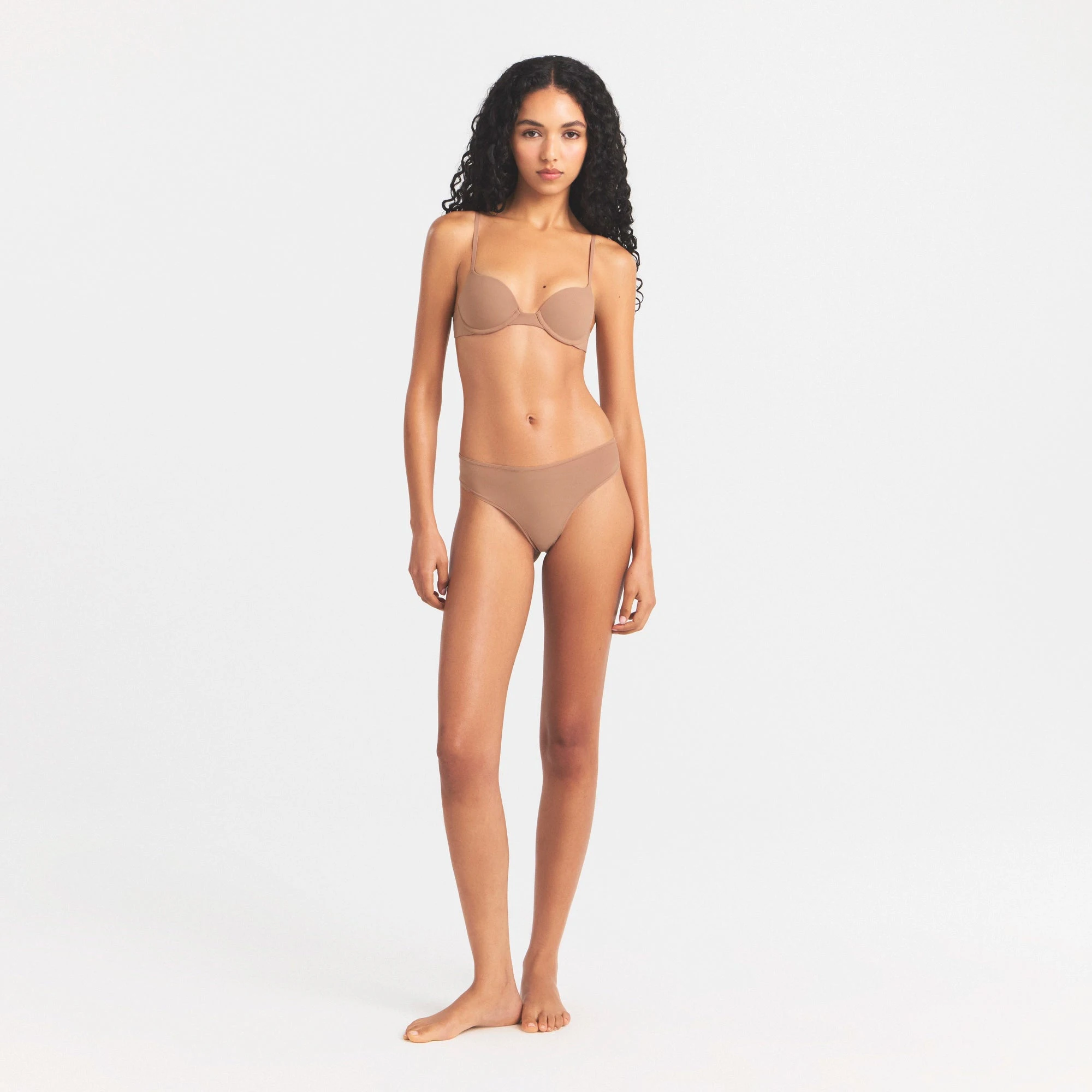 FITS EVERYBODY PUSH-UP BRA | SIENNA ON A MODEL FRONT VIEW