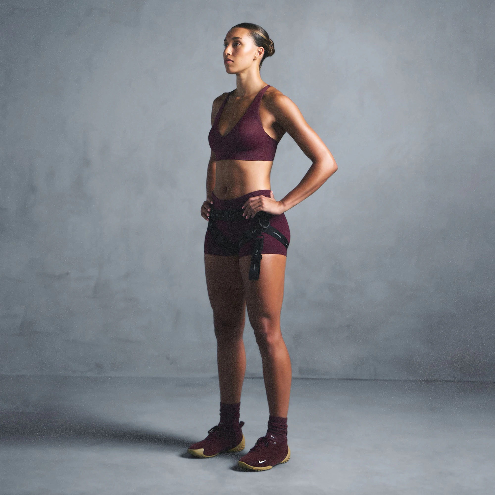 NikeSKIMS MATTE V-NECK BRA TOP | CURRANT ON A MODEL SIDE VIEW @ | FOCUS: 0.0, 1.0, 0.9