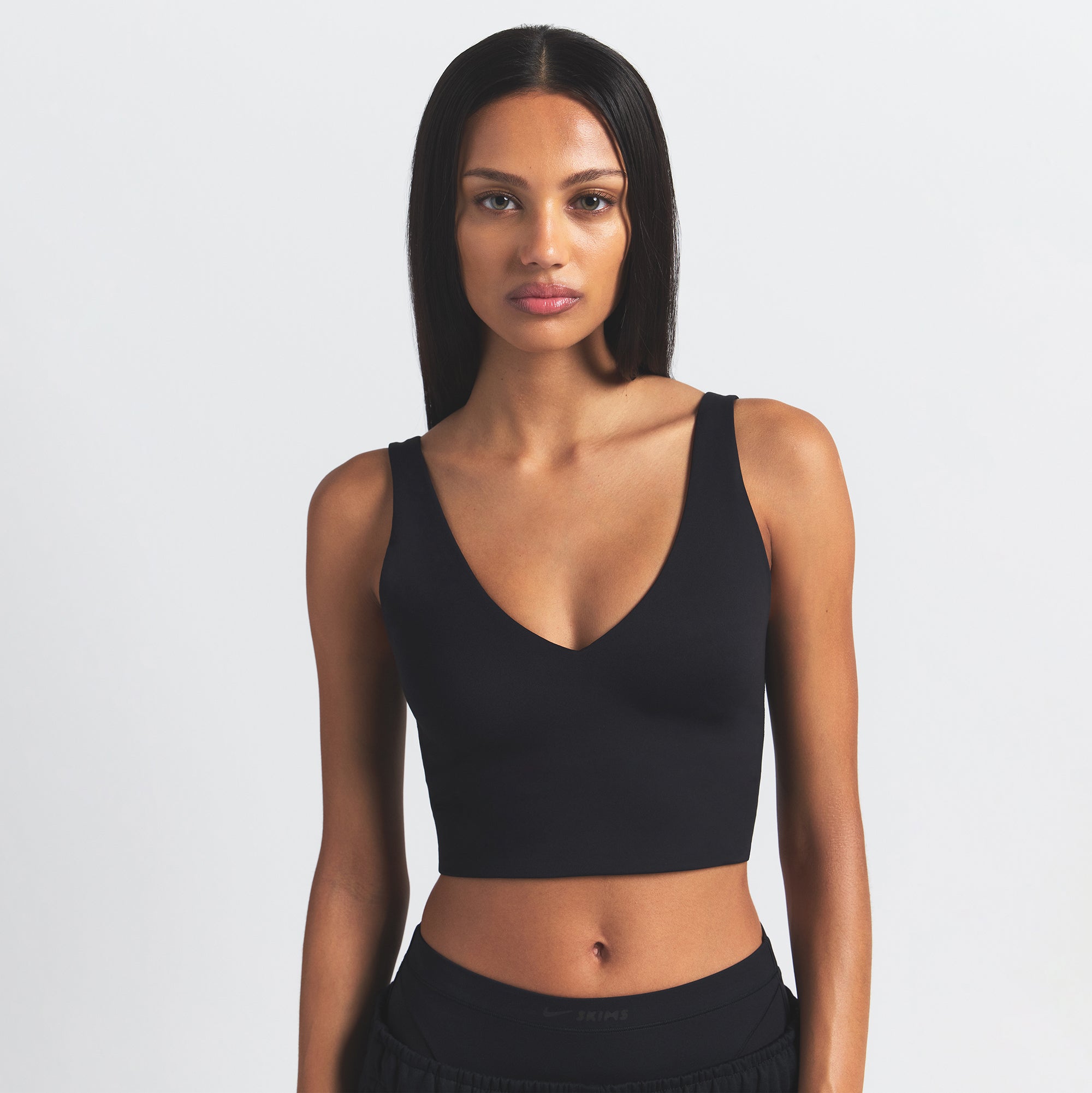 NikeSKIMS Matte Vネックスポーツブラ L ナイキスキムス NikeSKIMS MATTE V-NECK BRA TOP | OBSIDIAN | SKIMS