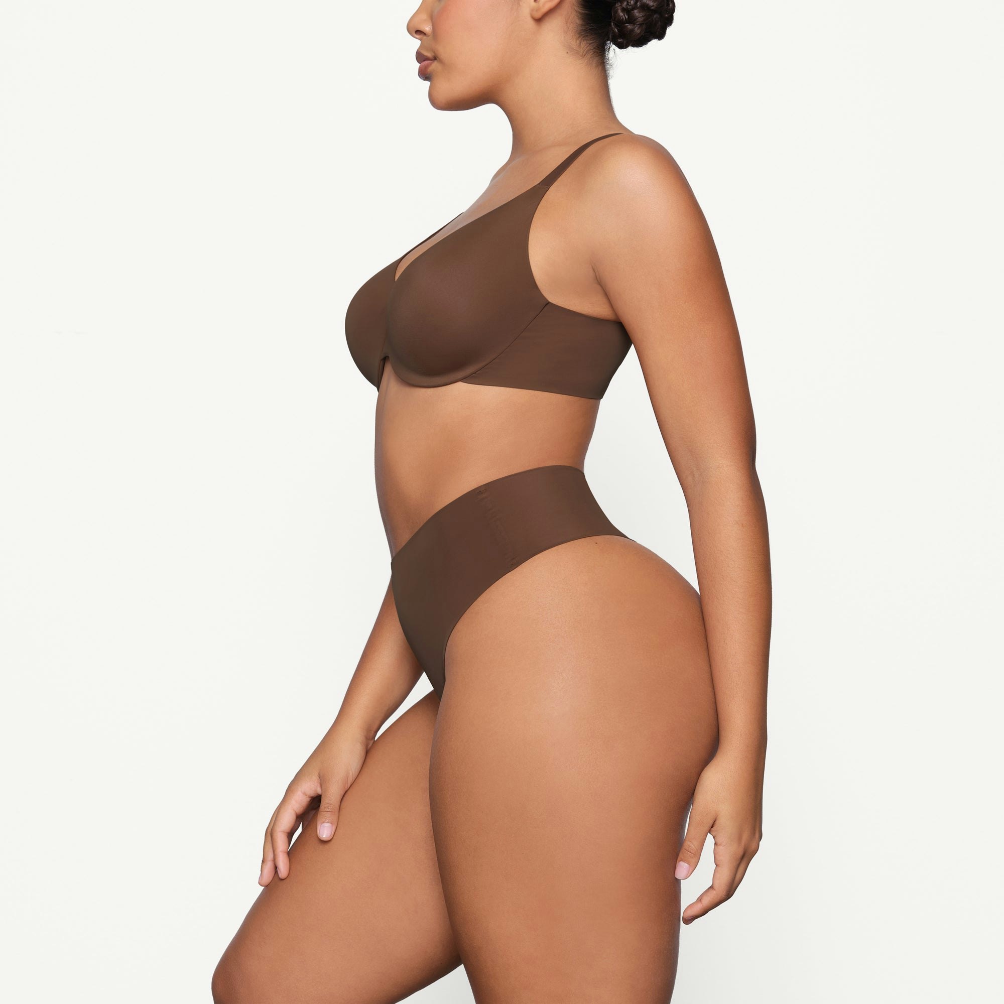 SMOOTHING INTIMATES UNLINED FULL COVERAGE BRA | JASPER ON A MODEL SIDE VIEW