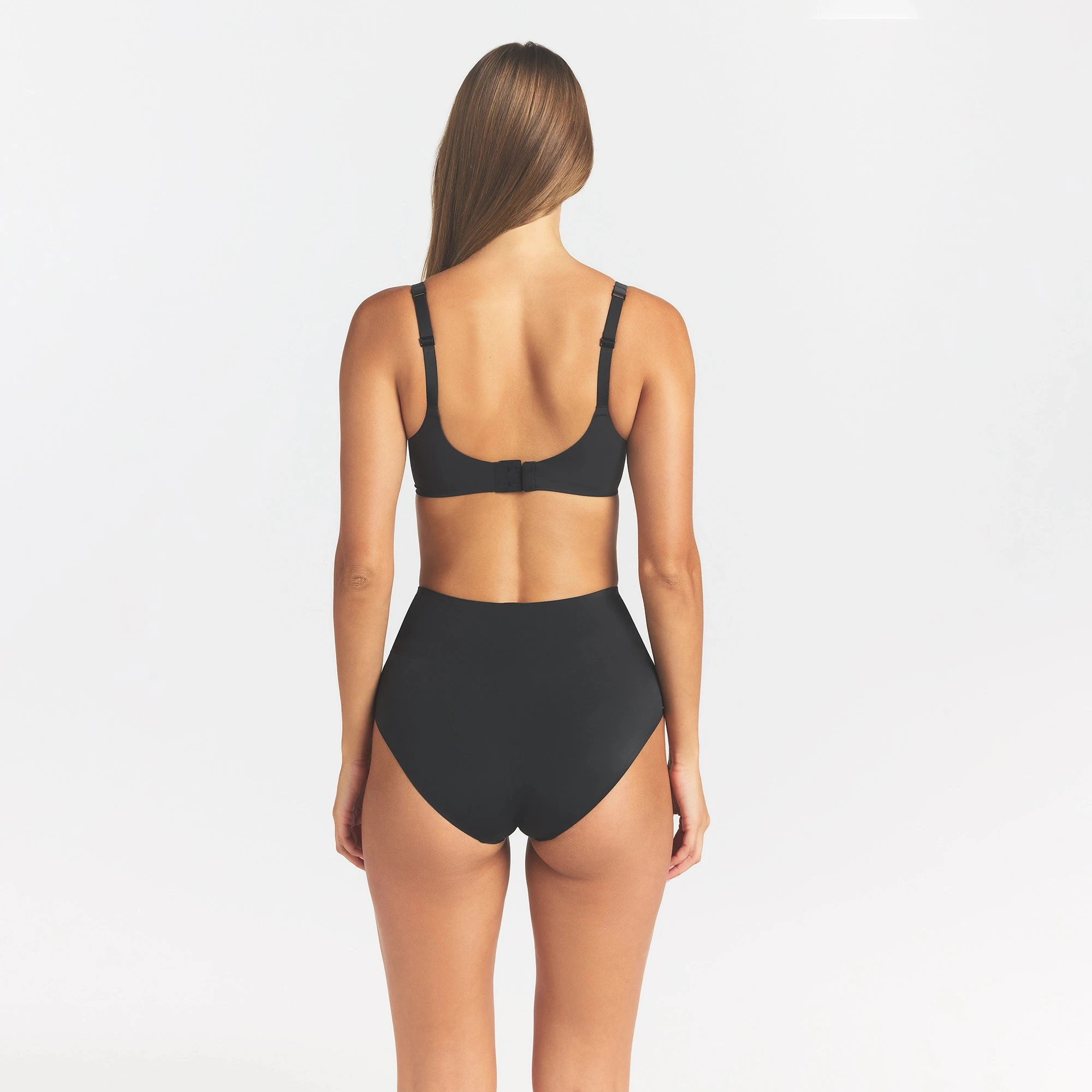 SMOOTHING INTIMATES UNLINED FULL COVERAGE BRA | ONYX ON A MODEL BACK VIEW @ | FOCUS: 0.0, 1.0, 0.9