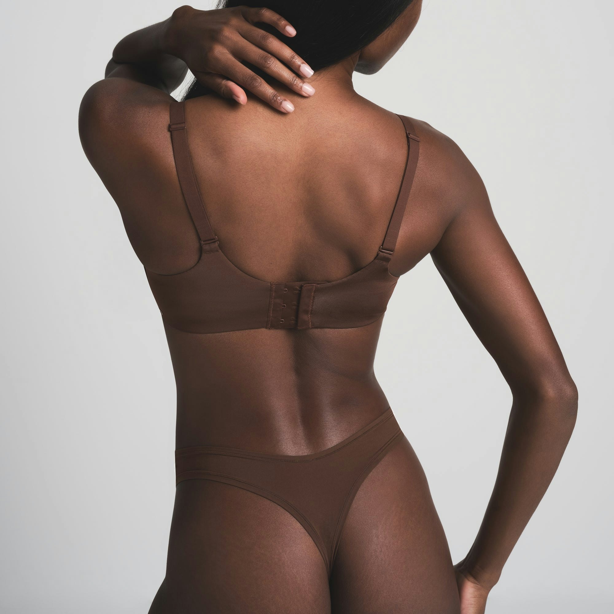 WIRELESS FORM SUPER PUSH-UP BRA | COCOA ON A MODEL BACK VIEW | FOCUS: 0.0, 1.0, 0.9