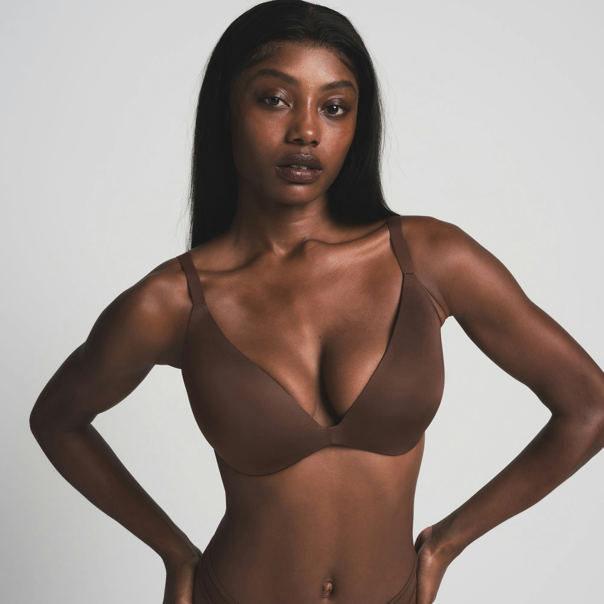 WIRELESS FORM SUPER PUSH-UP BRA | COCOA ON A MODEL FRONT VIEW | FOCUS: 0.0, 1.0, 0.9