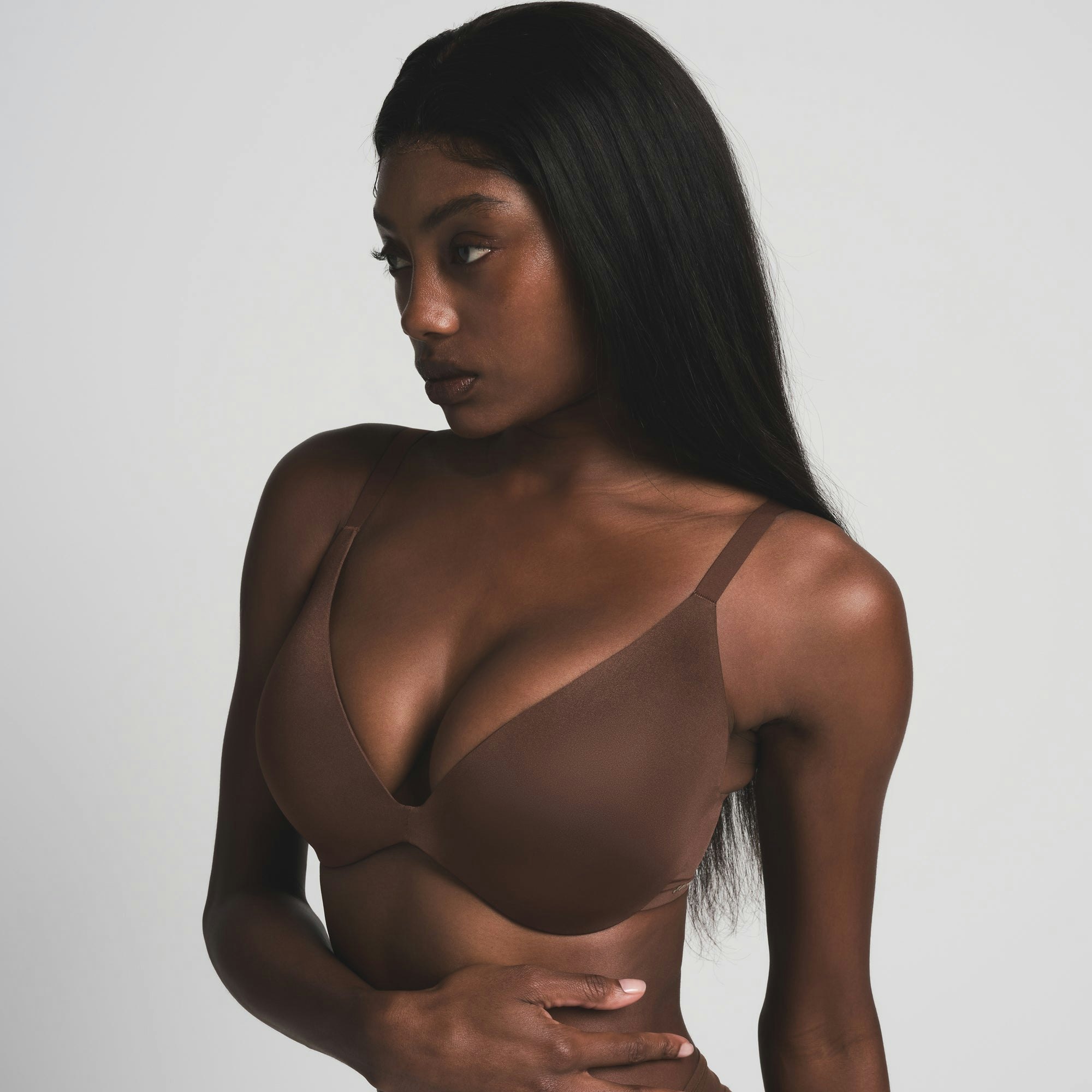 WIRELESS FORM SUPER PUSH-UP BRA | COCOA ON A MODEL FRONT VIEW | FOCUS: 0.0, 1.0, 0.9