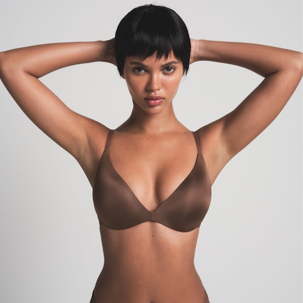 WIRELESS FORM SUPER PUSH-UP BRA | JASPER ON A MODEL FRONT VIEW | FOCUS: 0.0, 1.0, 0.9