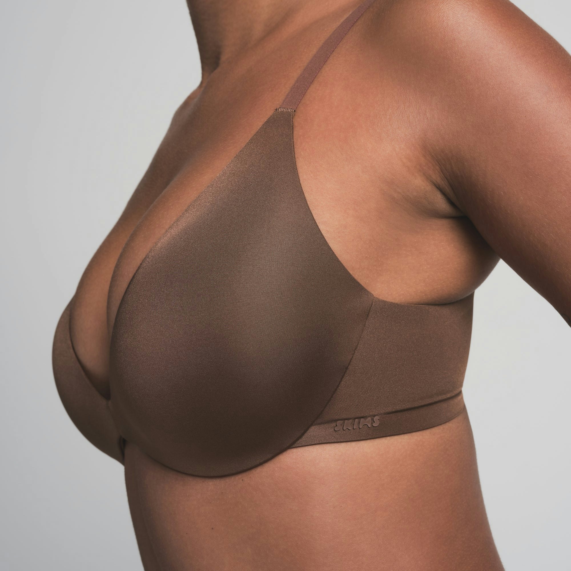 WIRELESS FORM SUPER PUSH-UP BRA | JASPER ON A MODEL FRONT VIEW | FOCUS: 0.0, 1.0, 0.9