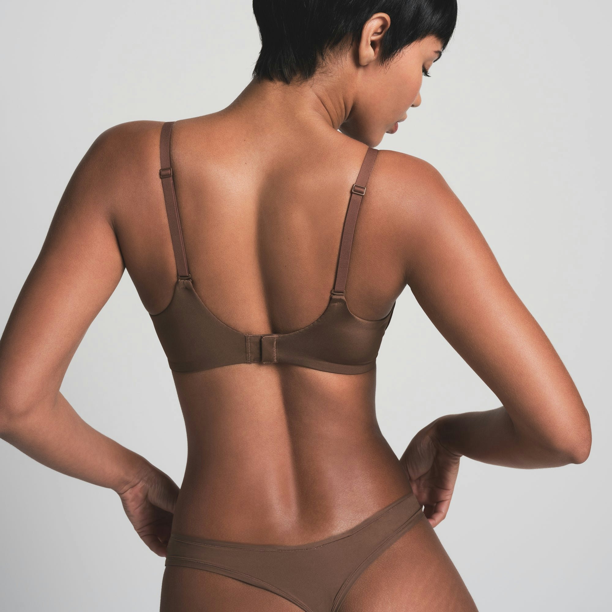 WIRELESS FORM SUPER PUSH-UP BRA | JASPER ON A MODEL BACK VIEW | FOCUS: 0.0, 1.0, 0.9
