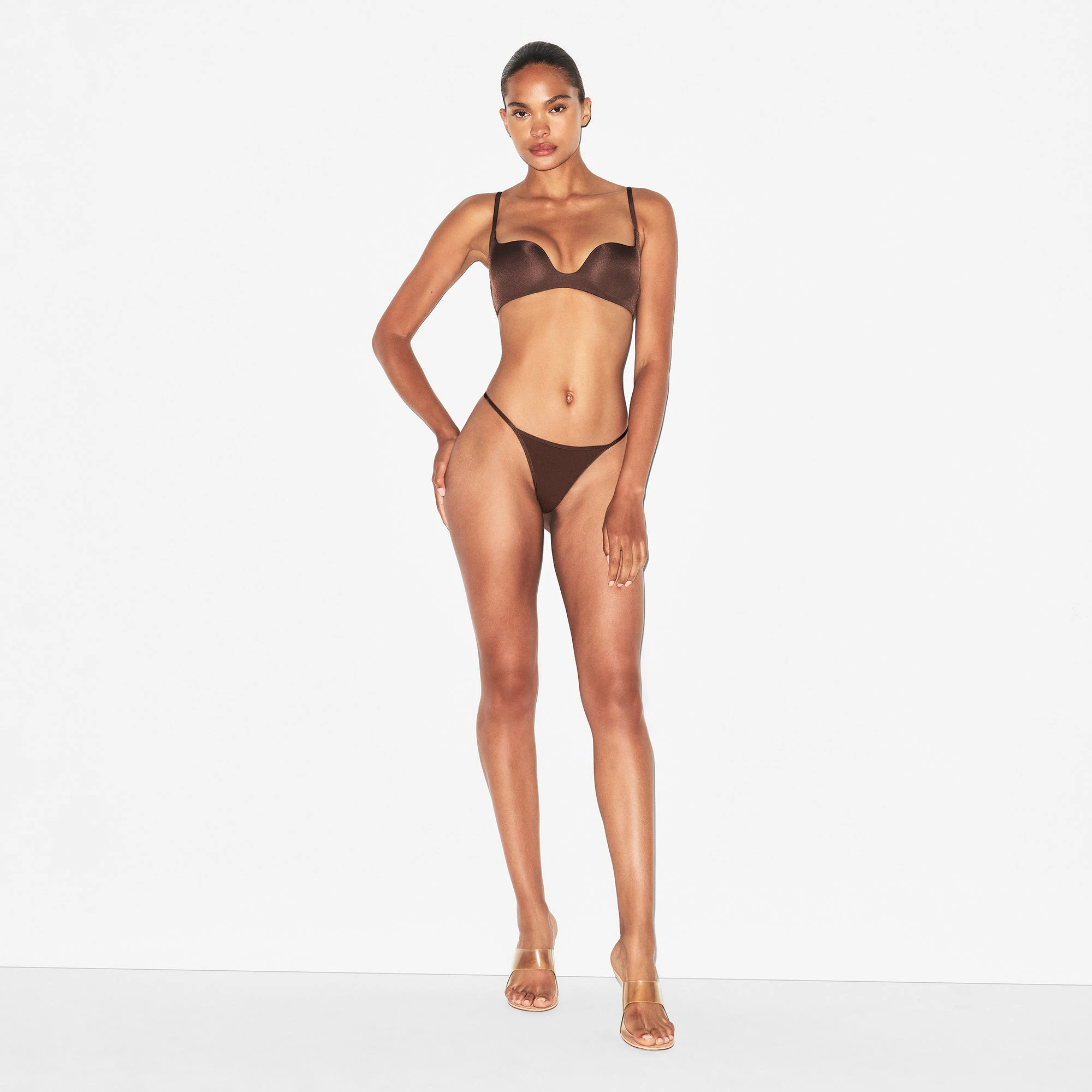 WIRELESS FORM SQUARE NECK BRA | COCOA ON A MODEL FRONT VIEW | FOCUS: 0.0, 1.0, 0.9