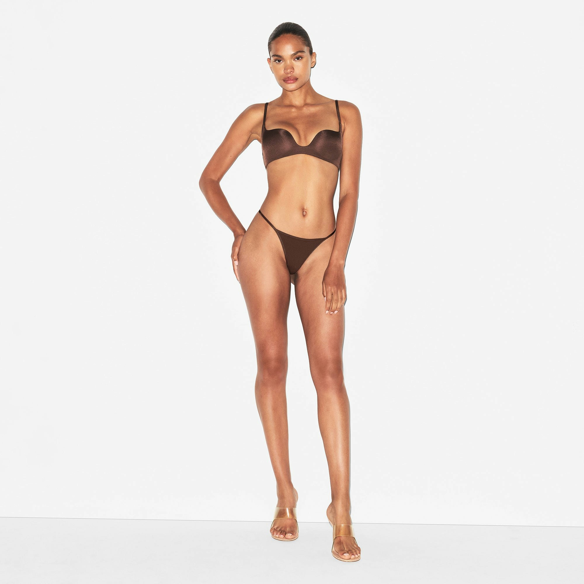 WIRELESS FORM SQUARE NECK BRA | COCOA ON A MODEL FRONT VIEW | FOCUS: 0.0, 1.0, 0.9